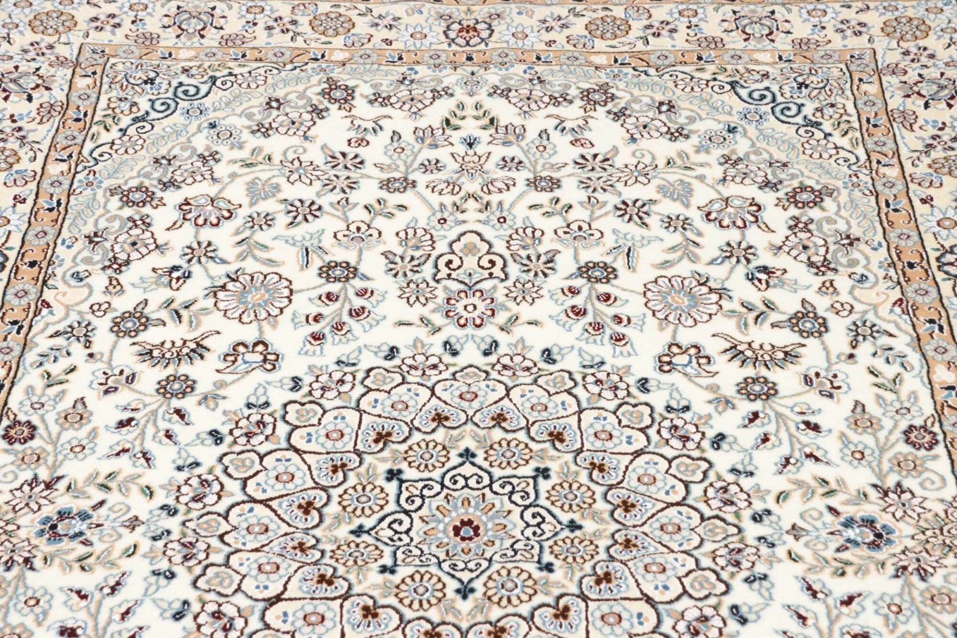 Handgeknüpfter Nain Perserteppich 137 × 210 cm