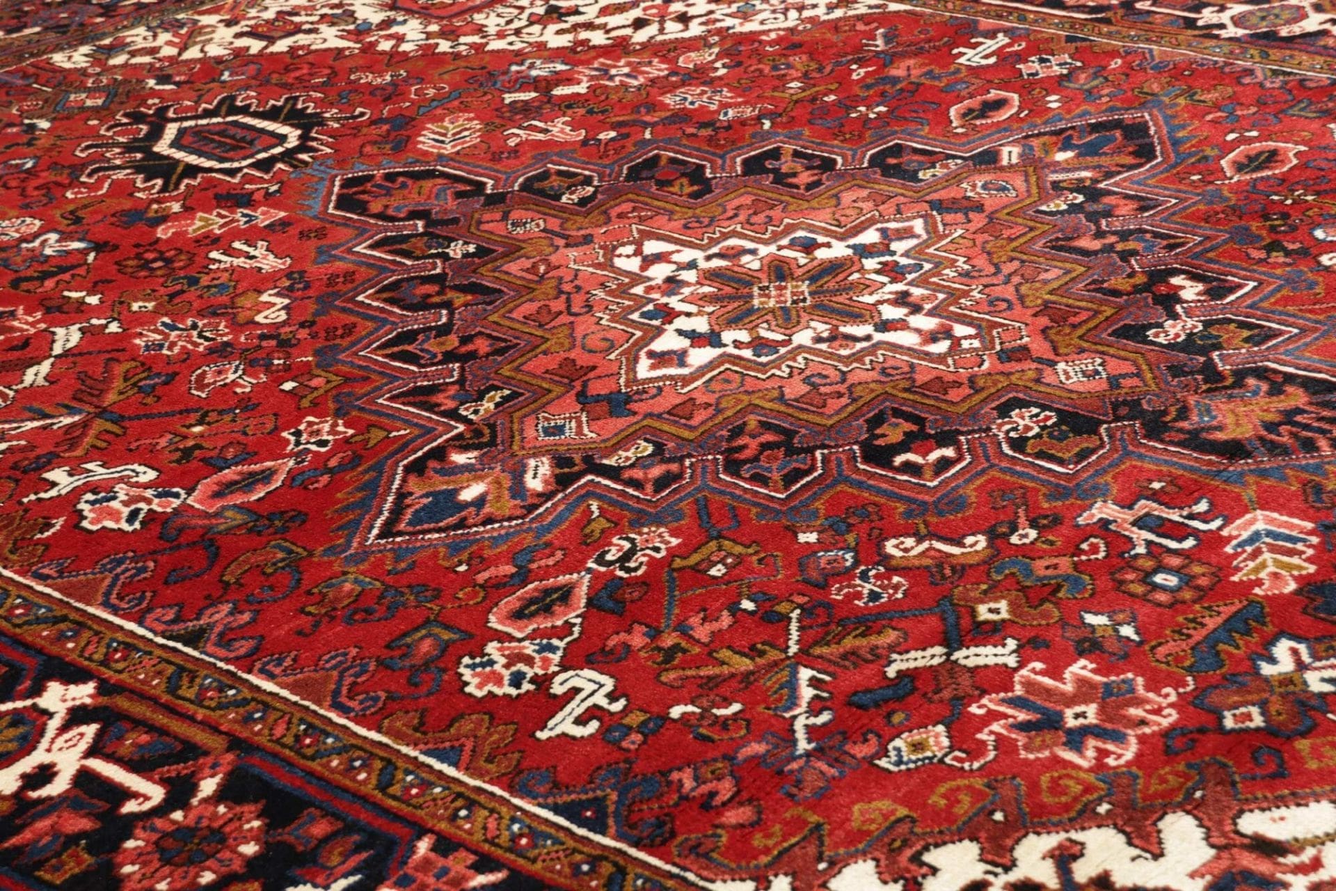 Handgeknüpfter Heriz Perserteppich 233 × 300 cm
