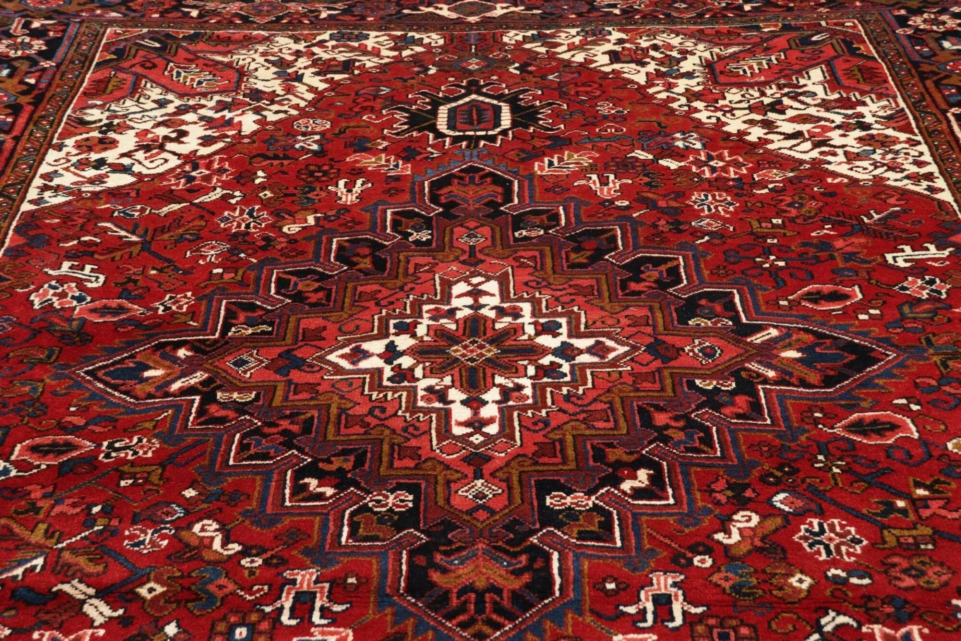 Handgeknüpfter Heriz Perserteppich 233 × 300 cm