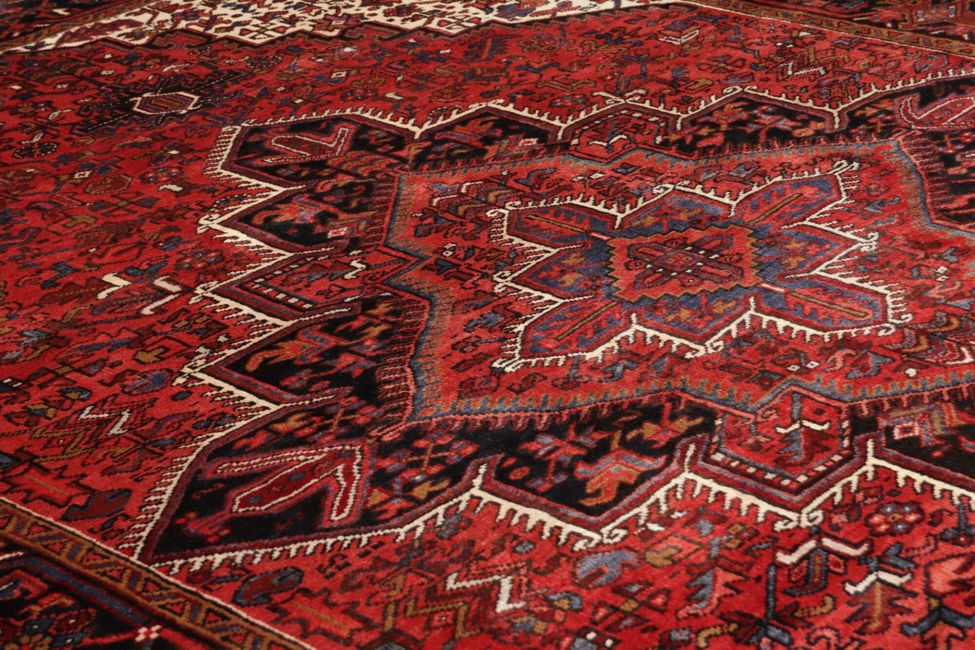 Handgeknüpfter Heriz Perserteppich 228 × 300 cm