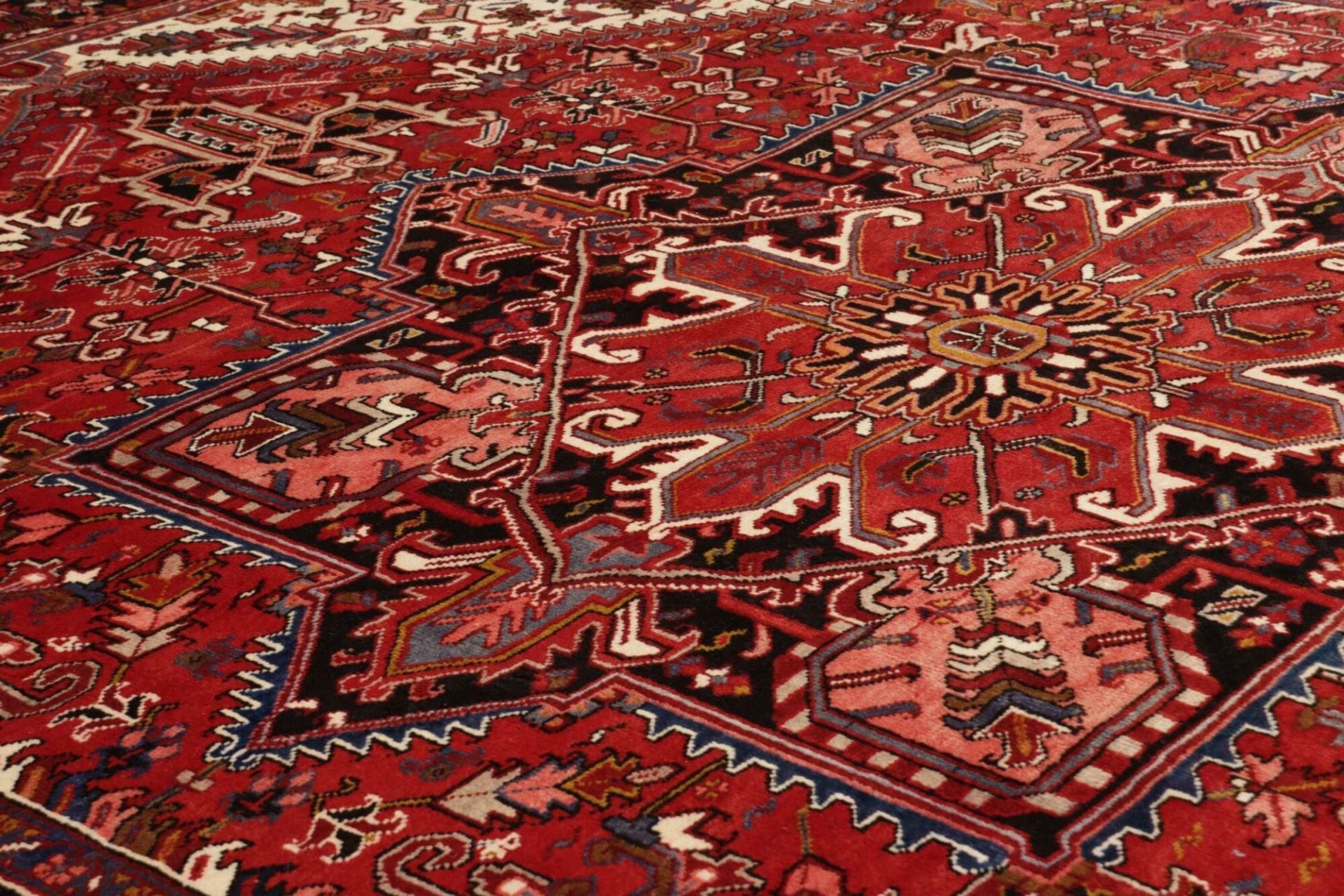 Heriz Perserteppich aus Iran, 288 × 358 cm