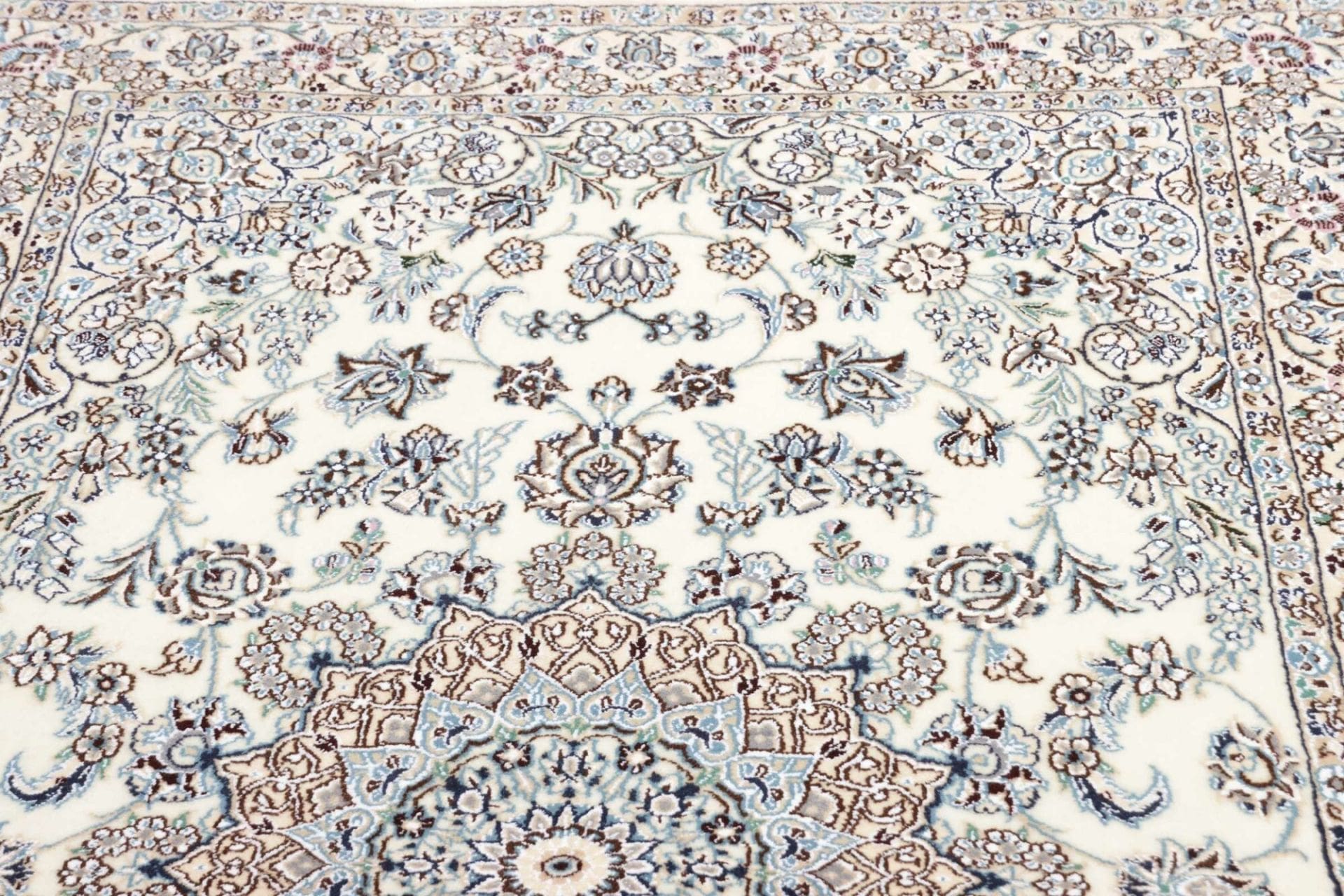 Handgeknüpfter Nain Perserteppich 135 × 222 cm