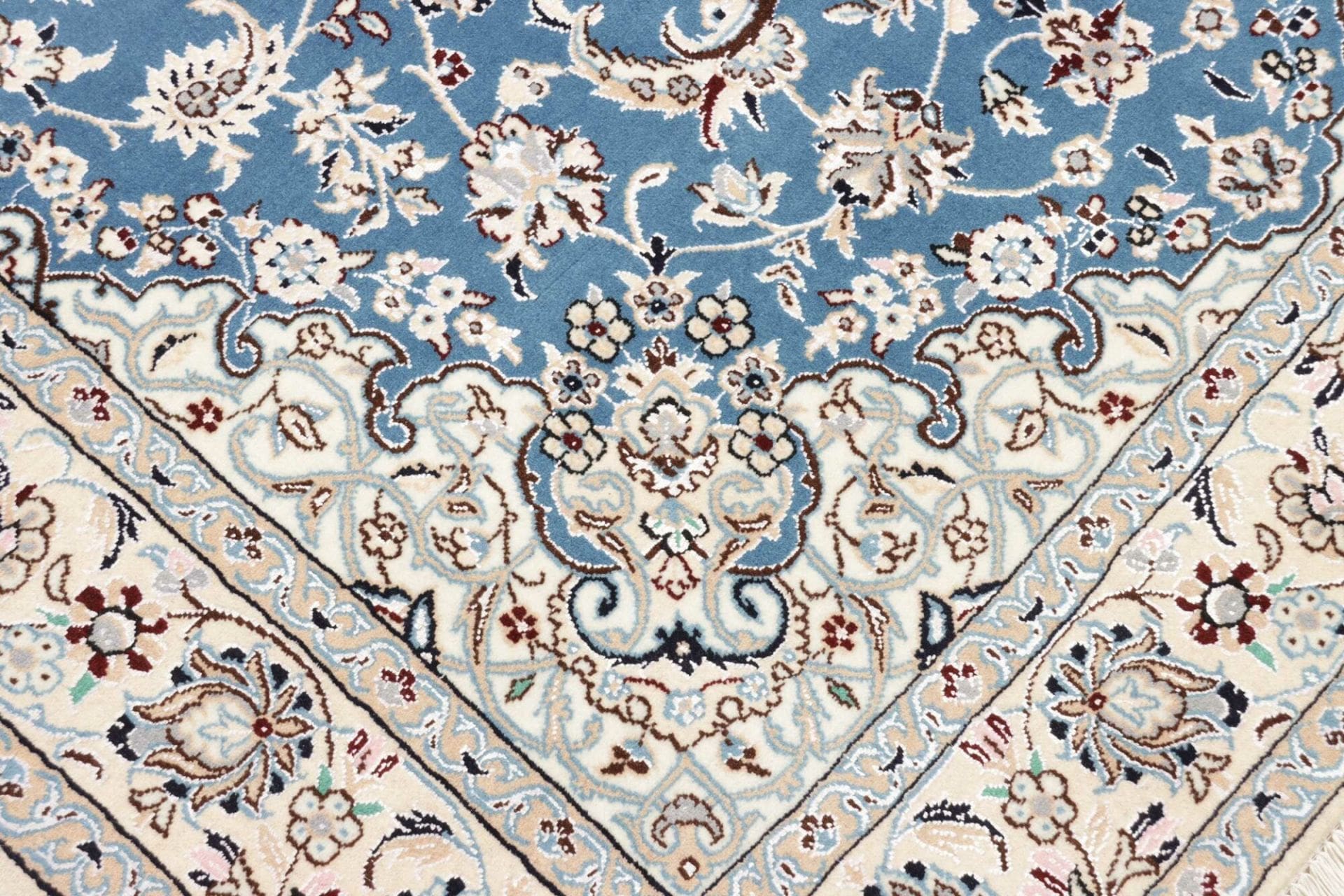 Nain Perserteppich aus Iran, 138 × 227 cm