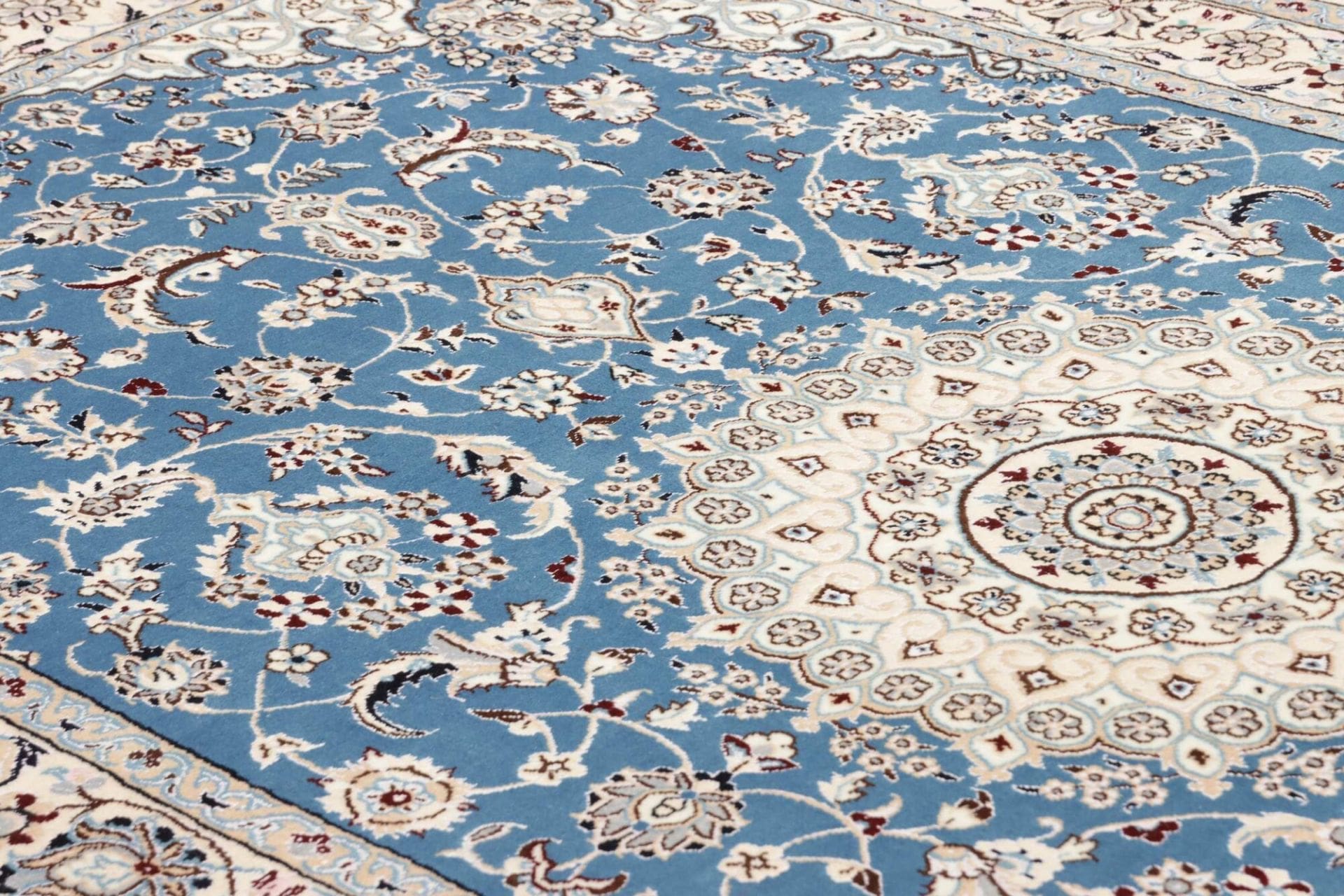Nain Perserteppich aus Iran, 138 × 227 cm