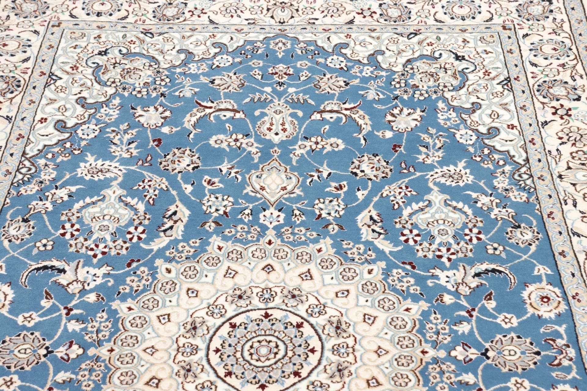 Nain Perserteppich aus Iran, 138 × 227 cm