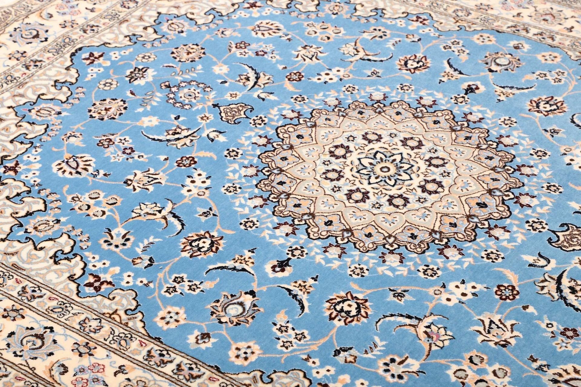 Nain Perserteppich aus Iran, 163 × 203 cm