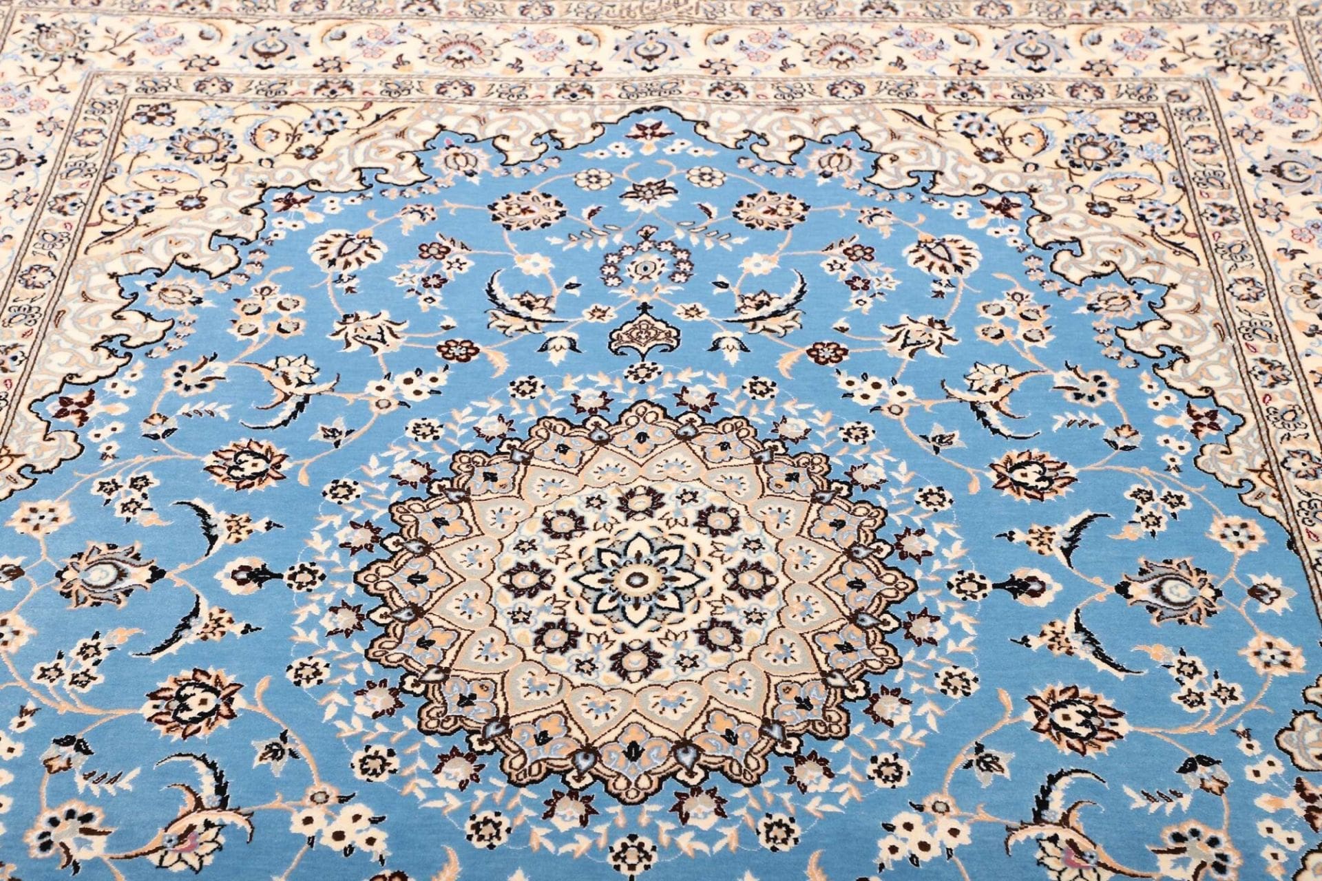 Nain Perserteppich aus Iran, 163 × 203 cm