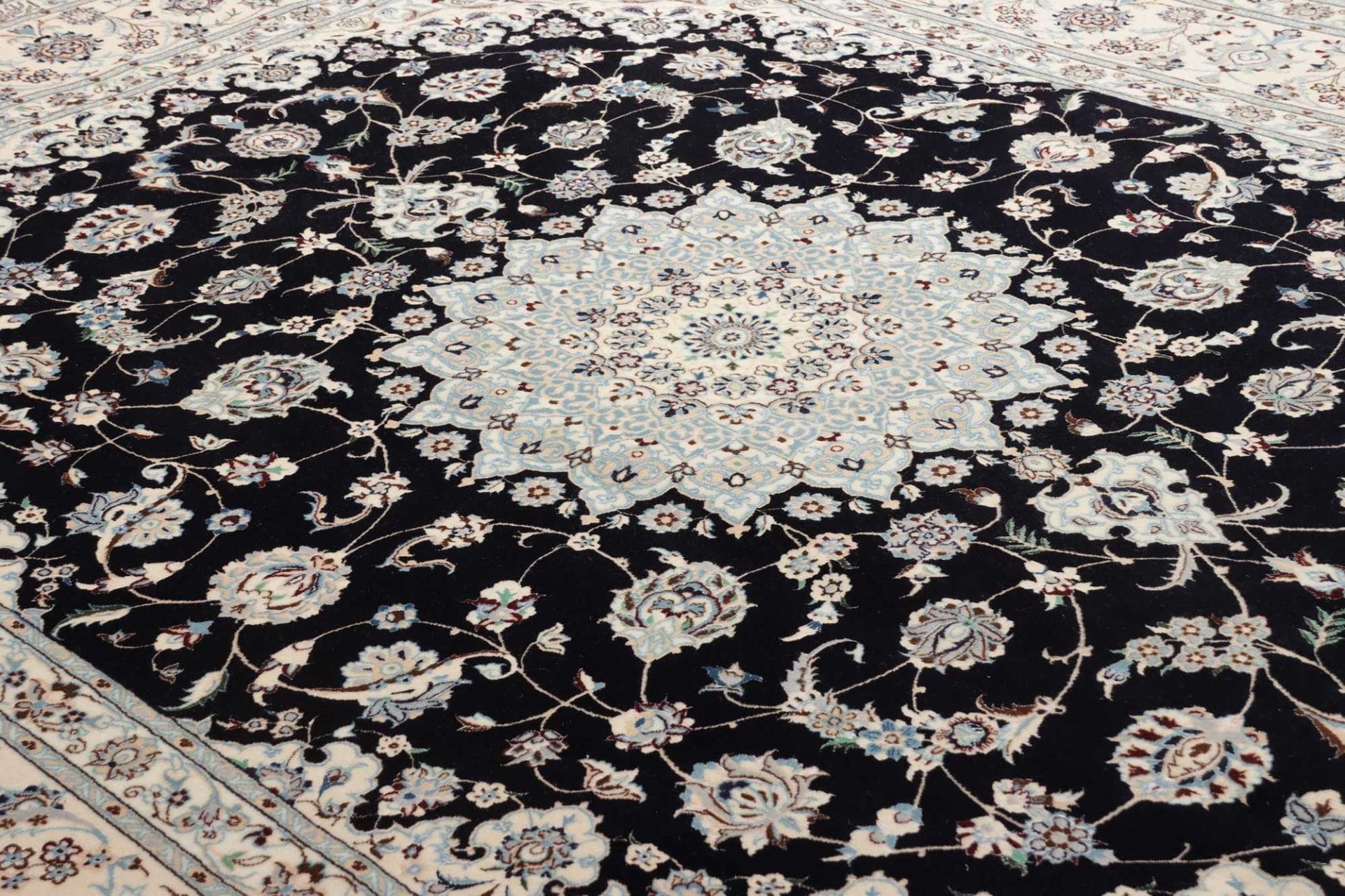 Handgeknüpfter Nain Perserteppich 205 × 255 cm