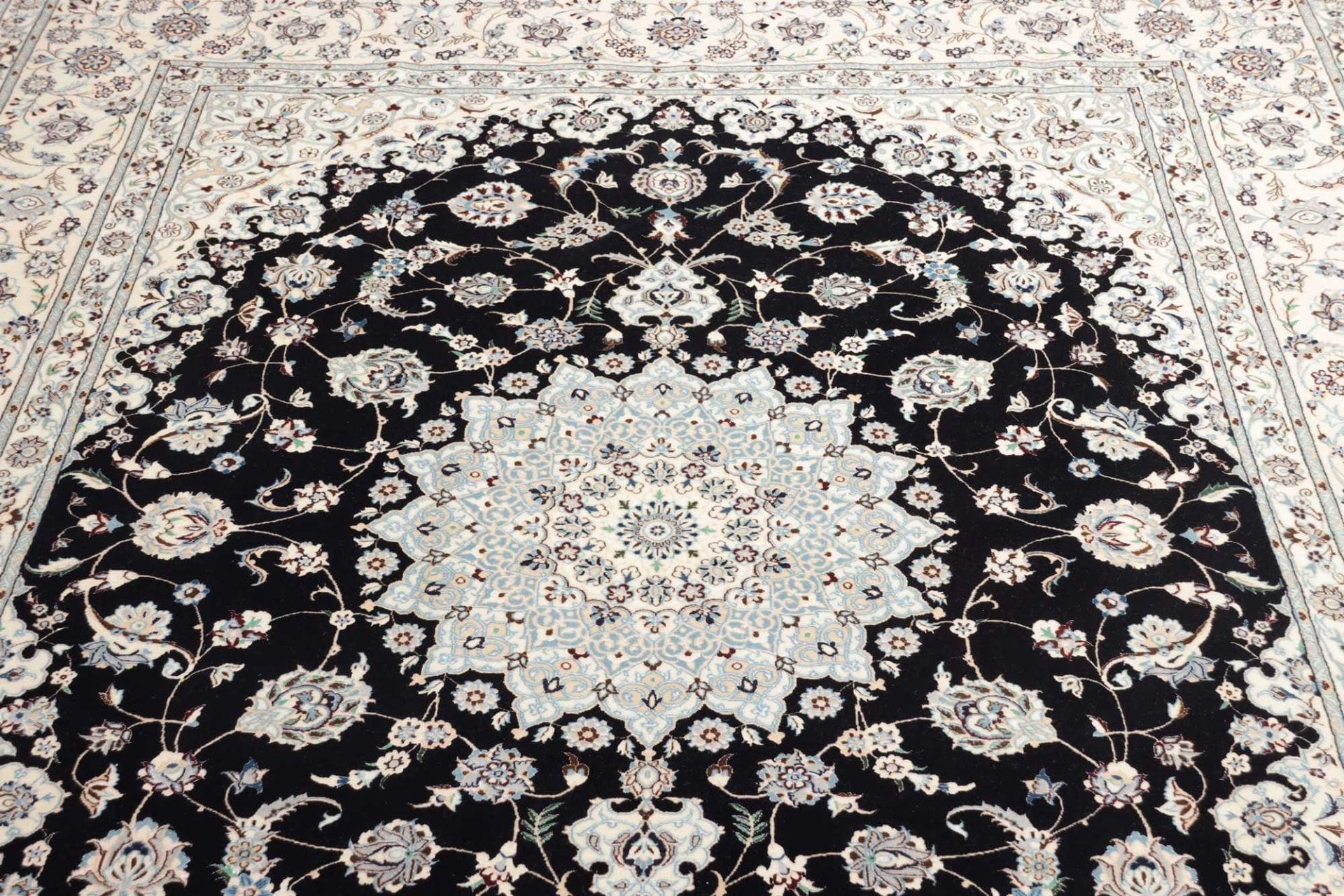 Handgeknüpfter Nain Perserteppich 205 × 255 cm