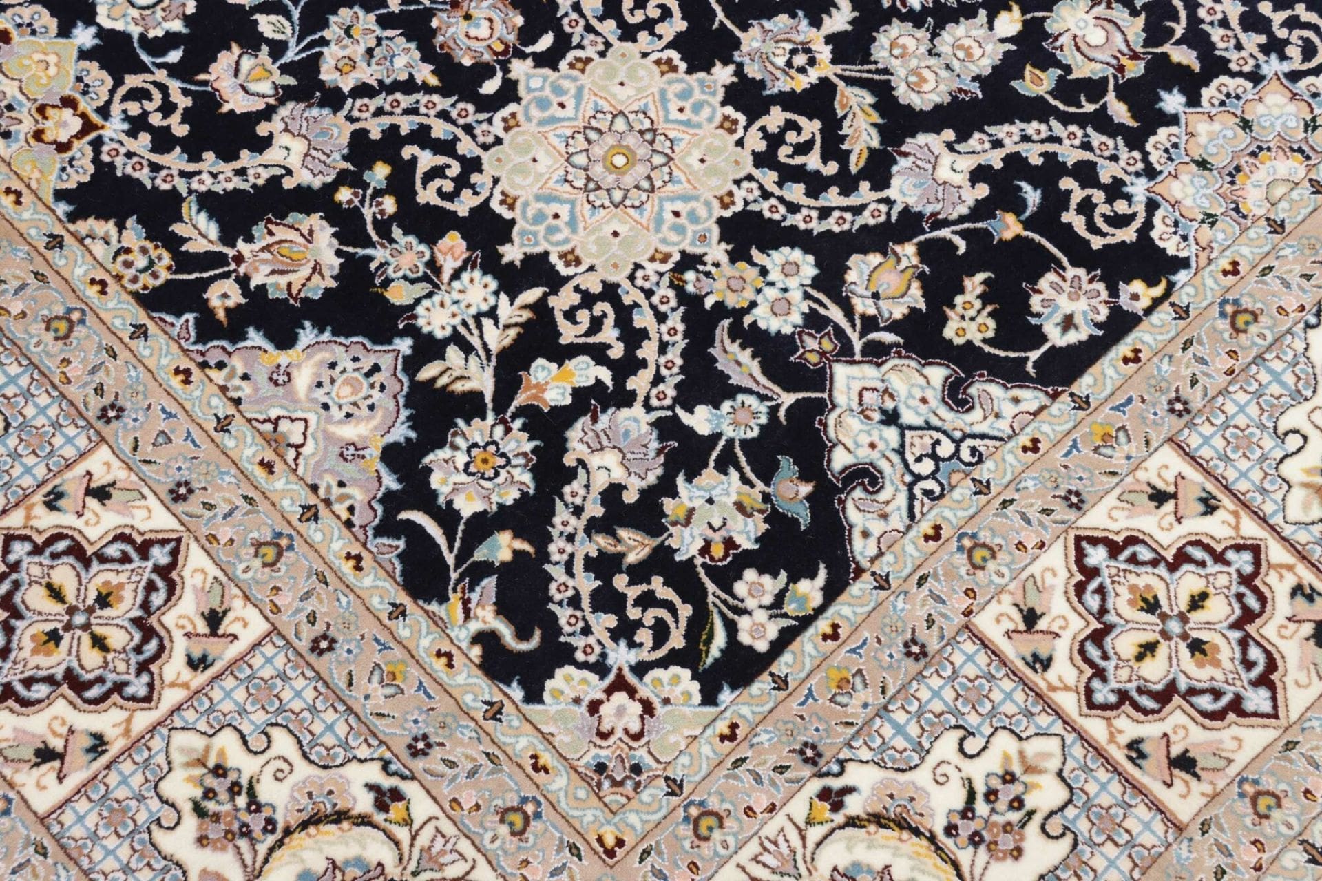 Nain Perserteppich aus Iran, 183 × 246 cm