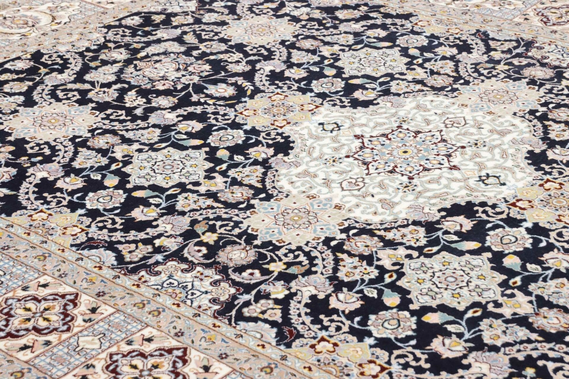 Nain Perserteppich aus Iran, 183 × 246 cm