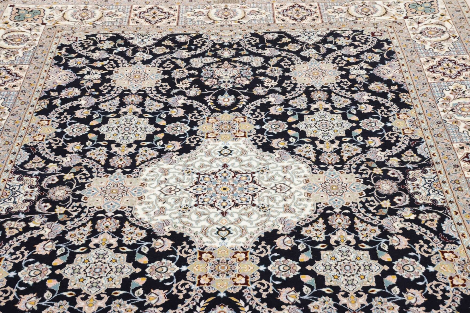 Nain Perserteppich aus Iran, 183 × 246 cm