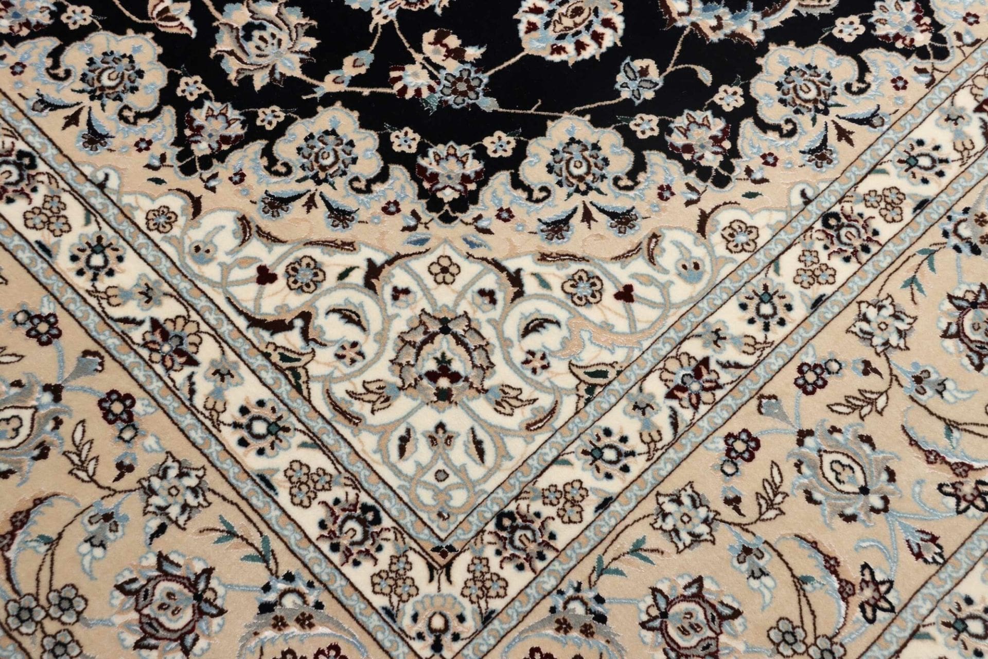 Handgeknüpfter Nain Perserteppich 208 × 261 cm