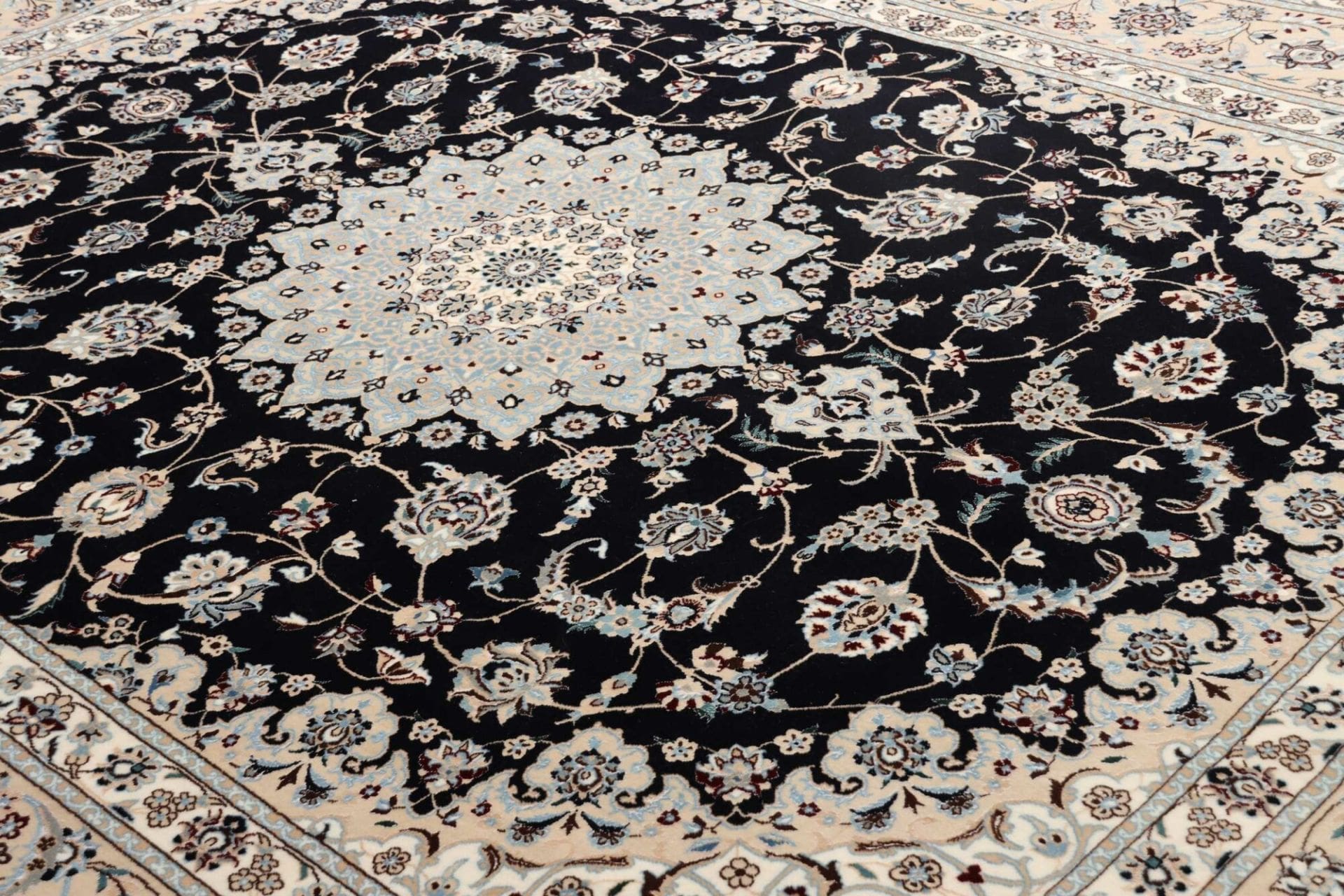 Handgeknüpfter Nain Perserteppich 208 × 261 cm