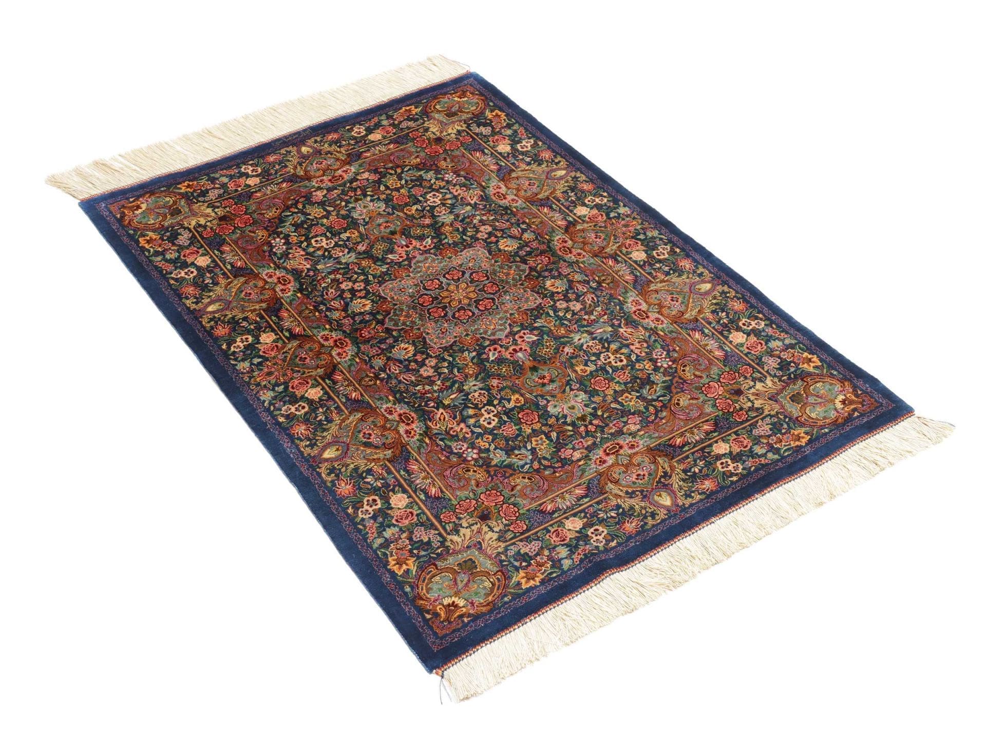 Ghom Perserteppich 83 × 117 cm aus Seide, handgeknüpft