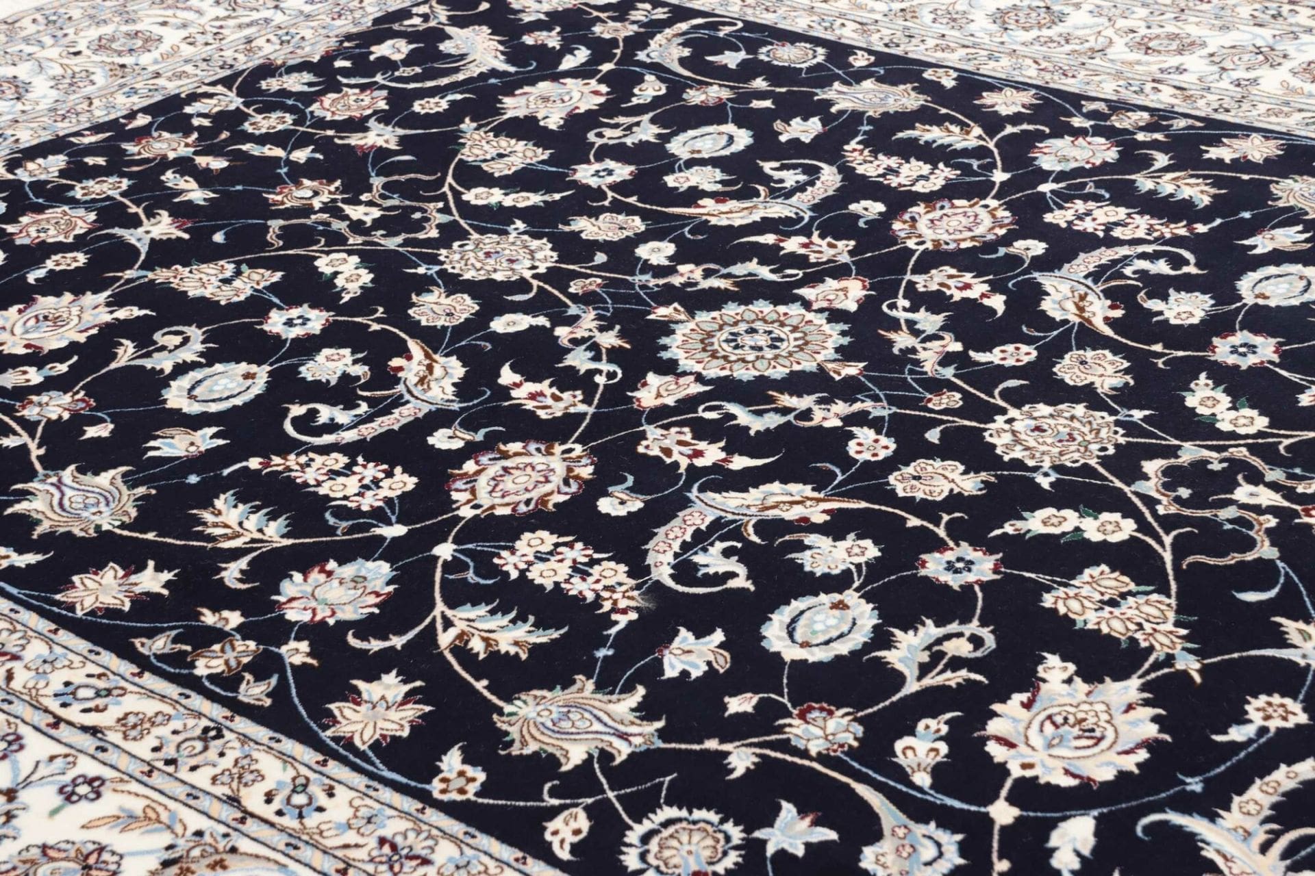 Handgeknüpfter Nain Perserteppich 209 × 252 cm