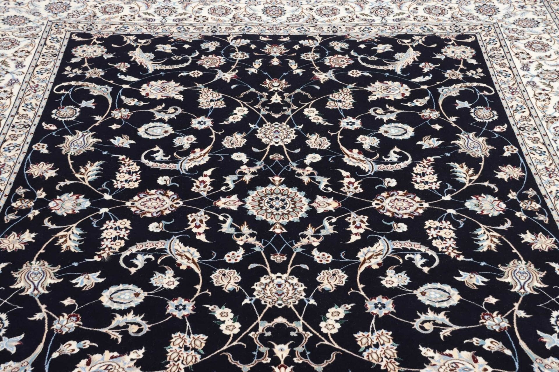 Handgeknüpfter Nain Perserteppich 209 × 252 cm