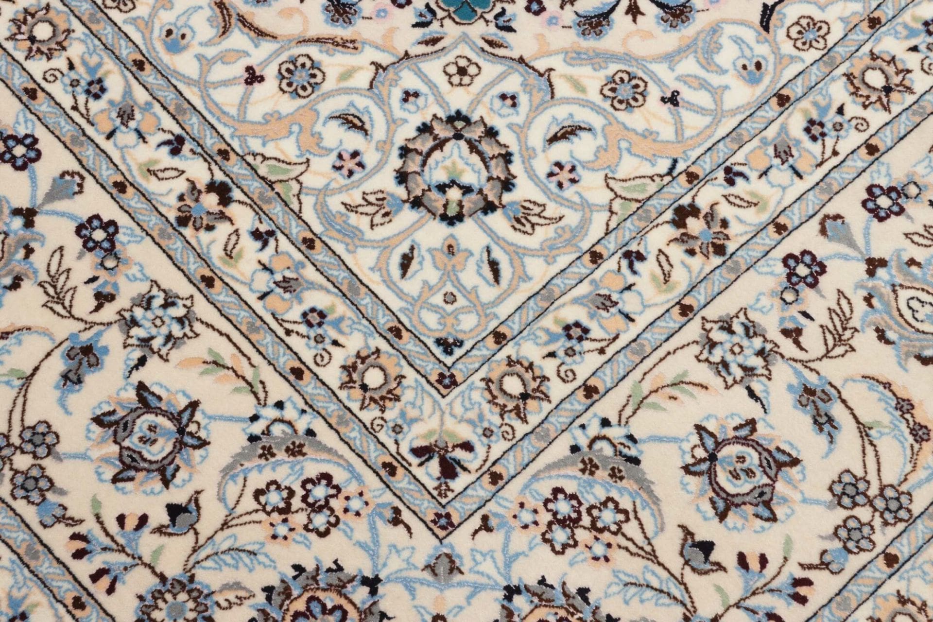 Nain Perserteppich aus Iran, 212 × 261 cm