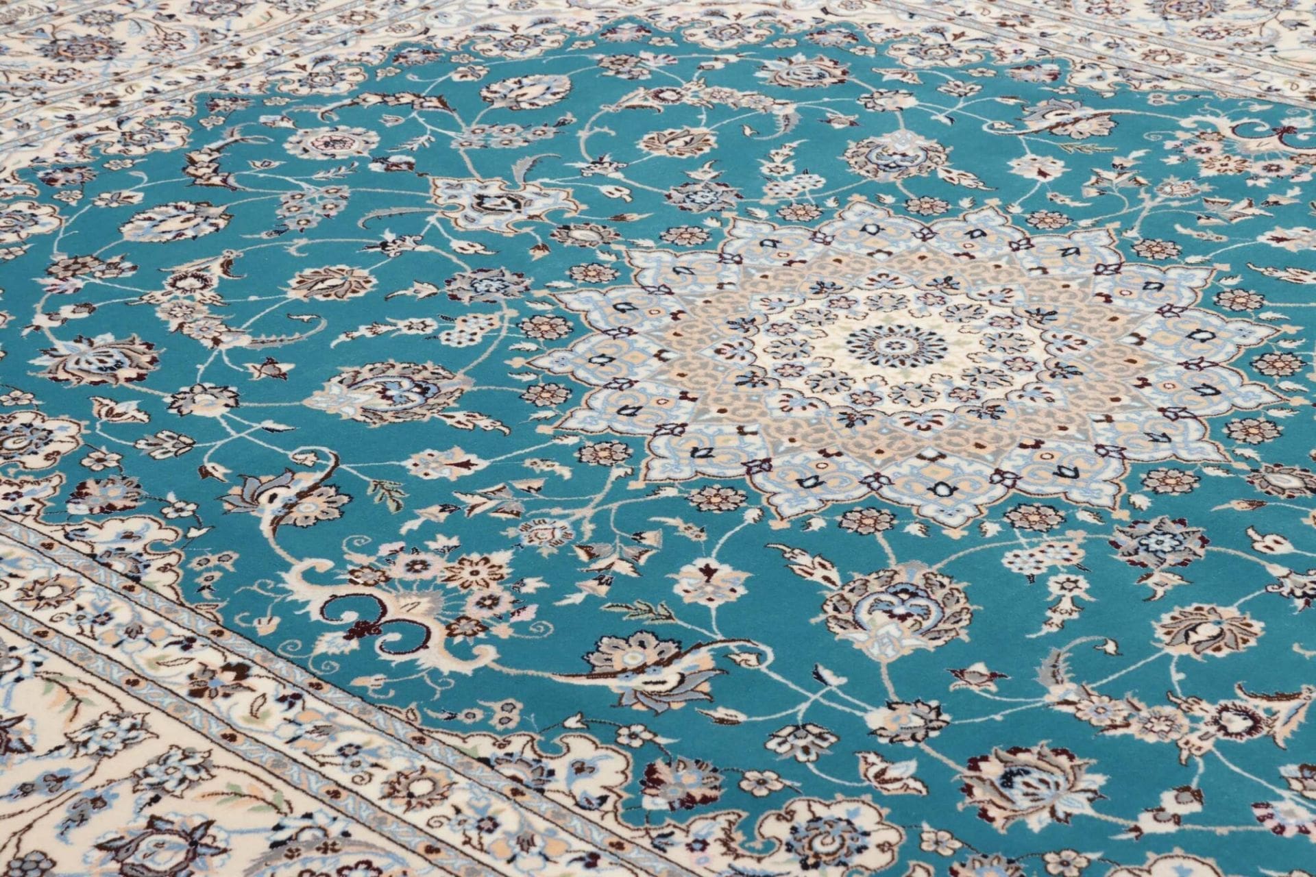 Nain Perserteppich aus Iran, 212 × 261 cm