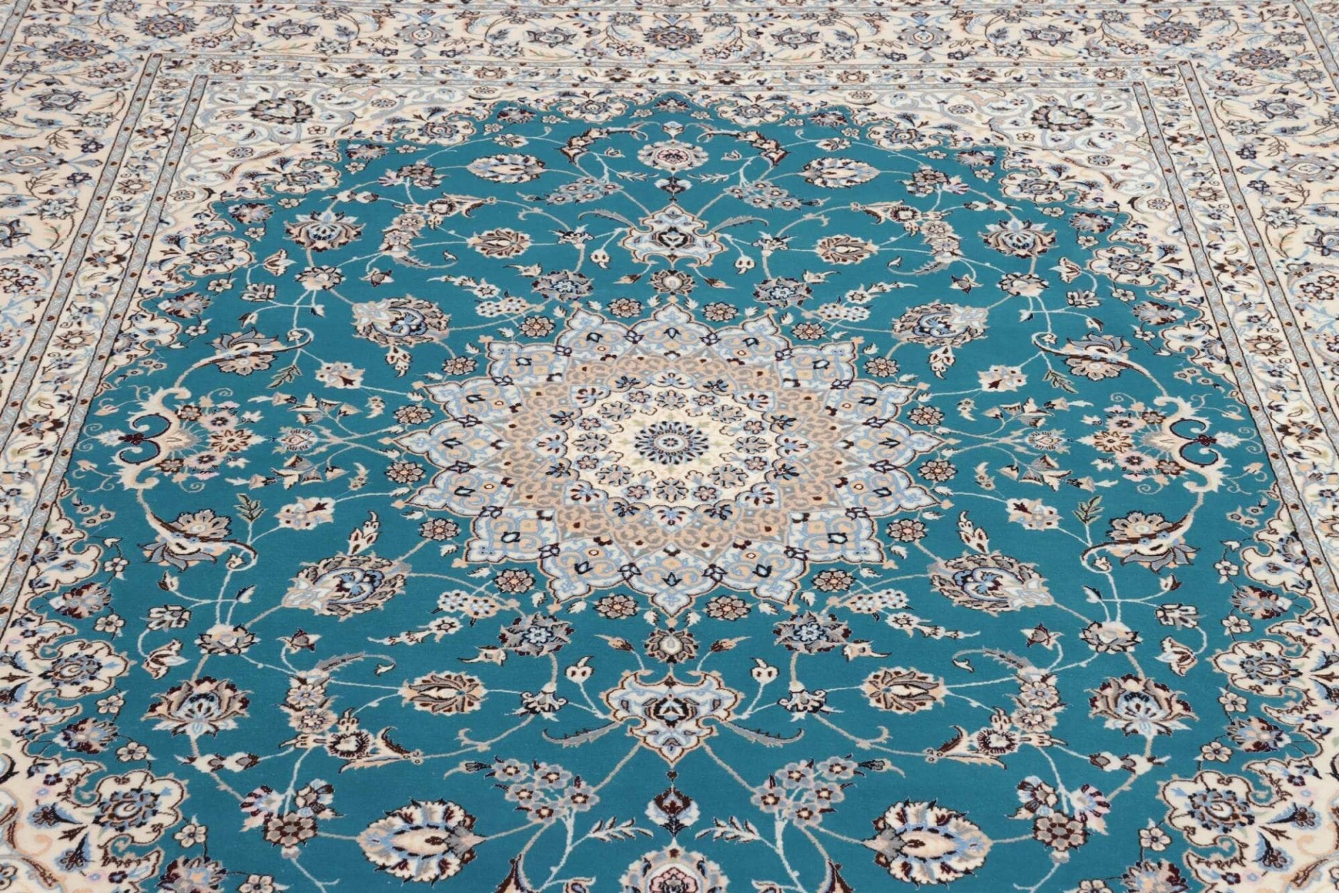 Nain Perserteppich aus Iran, 212 × 261 cm