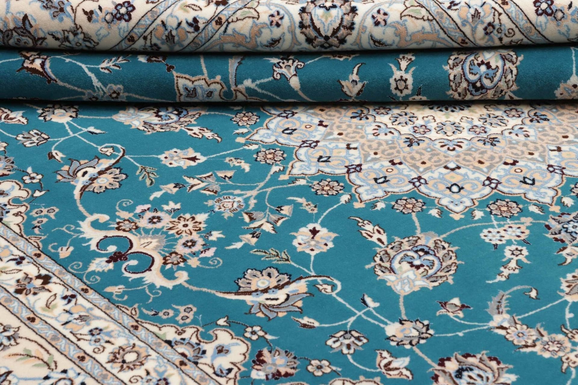 Nain Perserteppich aus Iran, 212 × 261 cm