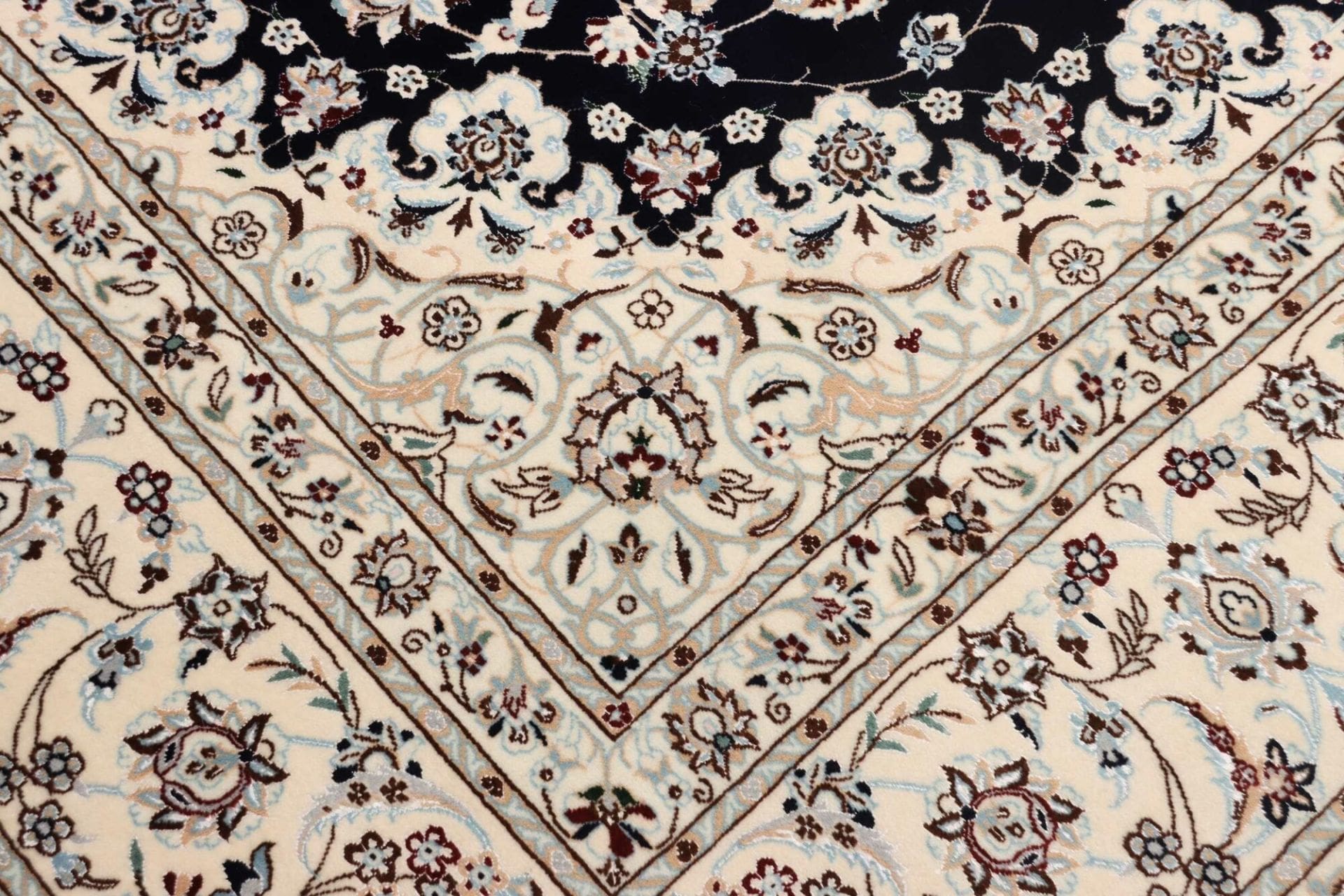 Nain Perserteppich aus Iran, 208 × 261 cm