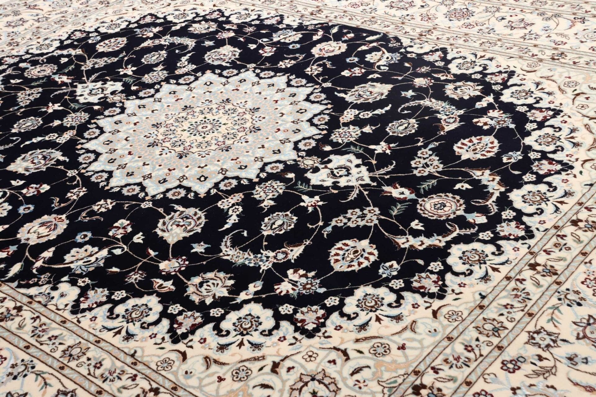 Nain Perserteppich aus Iran, 208 × 261 cm