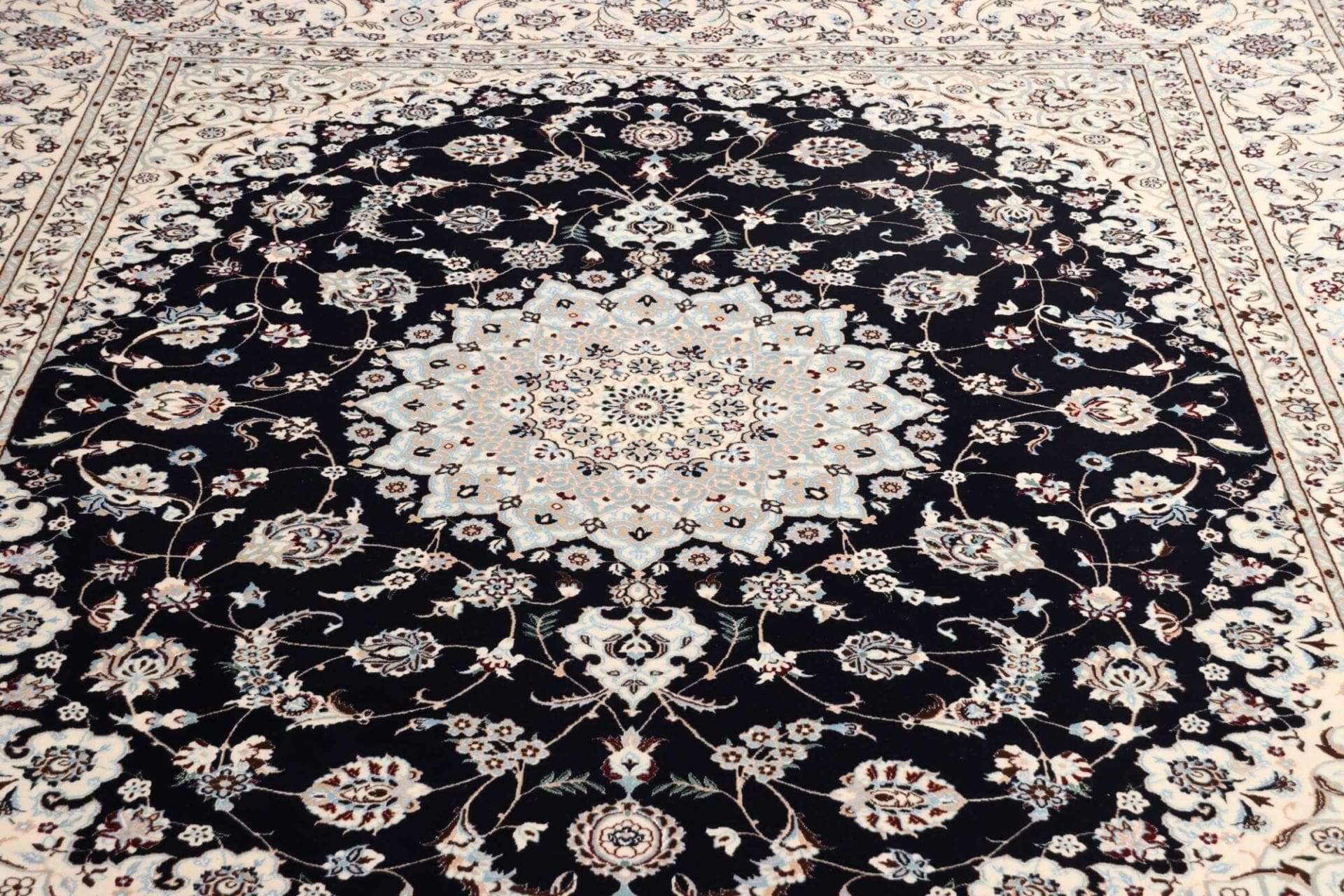 Nain Perserteppich aus Iran, 208 × 261 cm