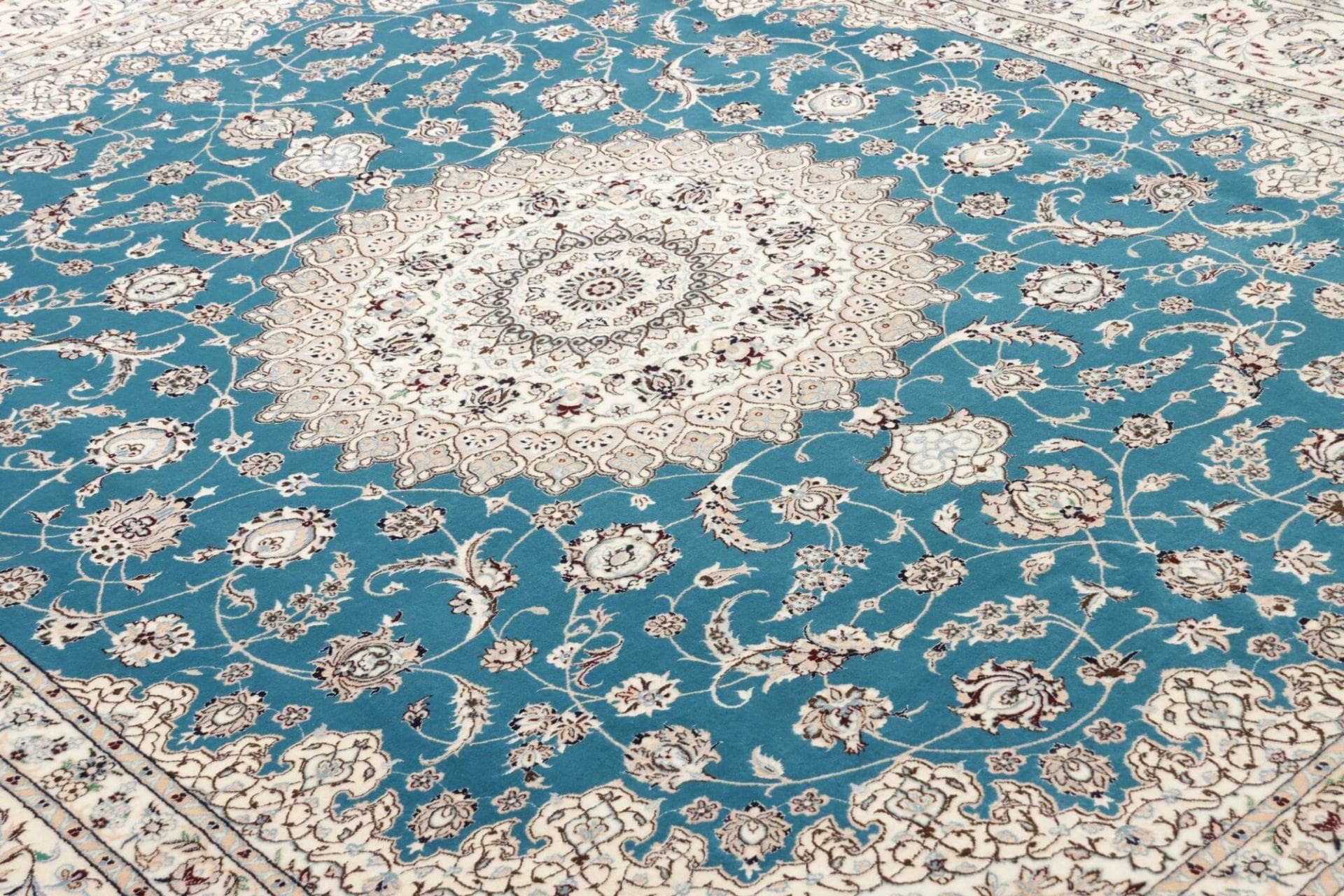 Nain Perserteppich 216 × 260 cm aus Wolle, handgeknüpft