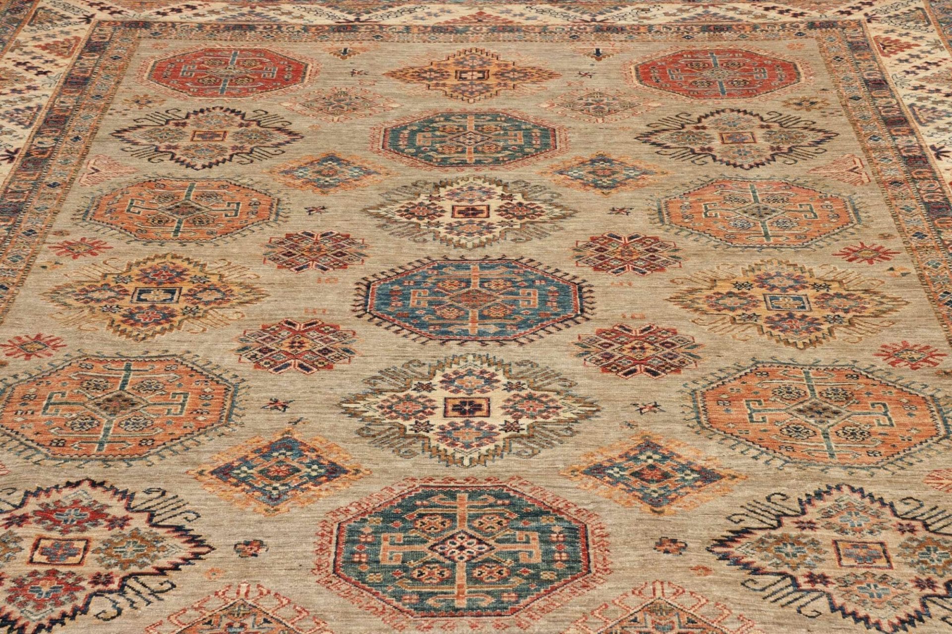 kazak-teppich-248-x-314cm-geometrisches-muster-handgeknupft-7 Kazak Orientteppich aus Pakistan, 248 × 314 cm