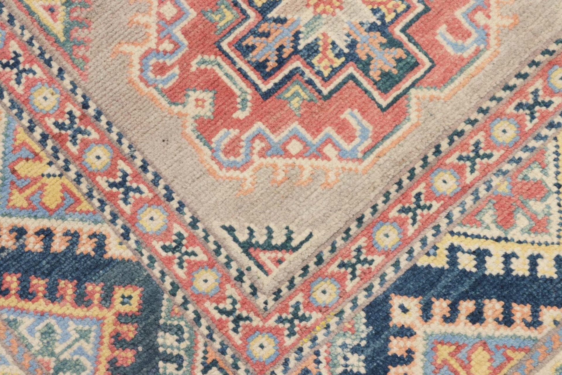 kazak-teppich-89-x-130-cm-geometrische-muster-handgeknupft-5 Kazak Orientteppich aus Pakistan, 89 × 130 cm