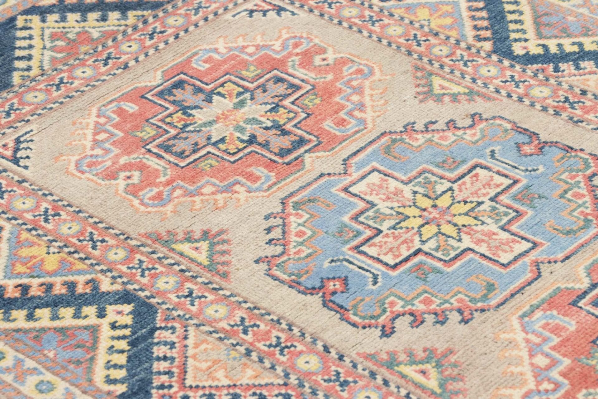 kazak-teppich-89-x-130-cm-geometrische-muster-handgeknupft-6 Kazak Orientteppich aus Pakistan, 89 × 130 cm
