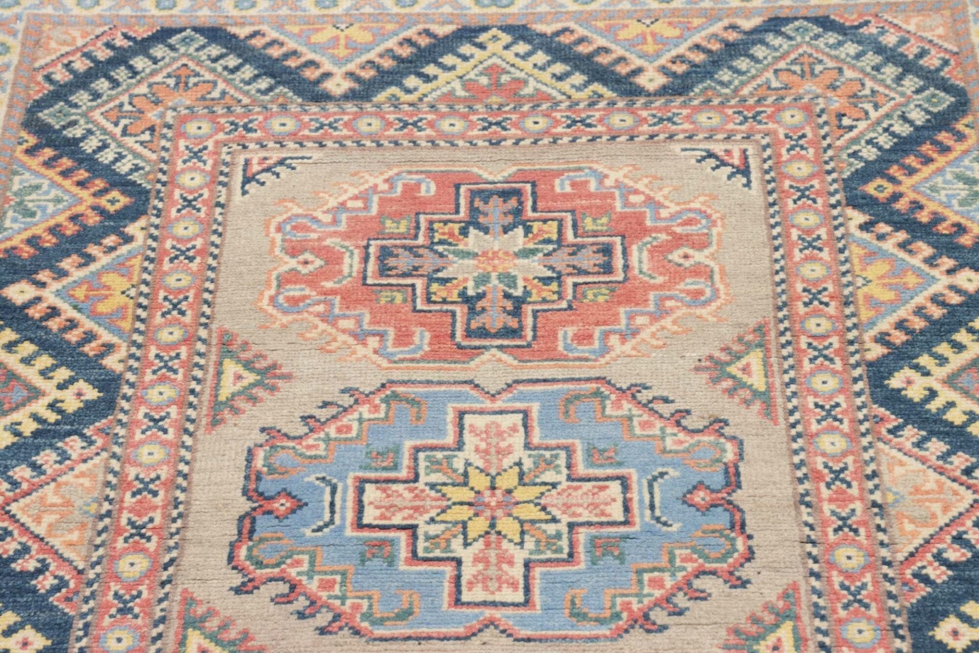 kazak-teppich-89-x-130-cm-geometrische-muster-handgeknupft-7 Kazak Orientteppich aus Pakistan, 89 × 130 cm