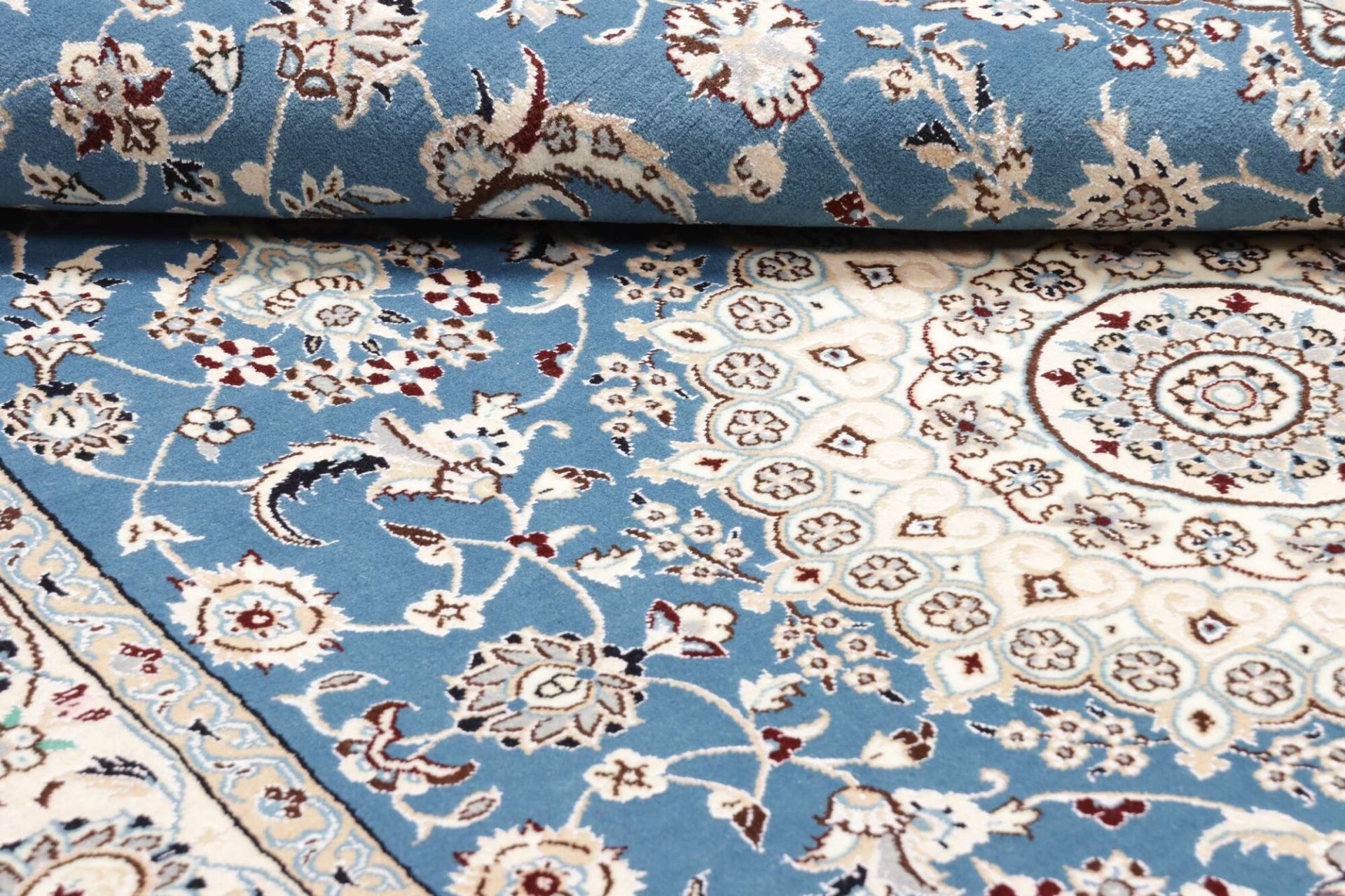 Nain Perserteppich aus Iran, 138 × 227 cm