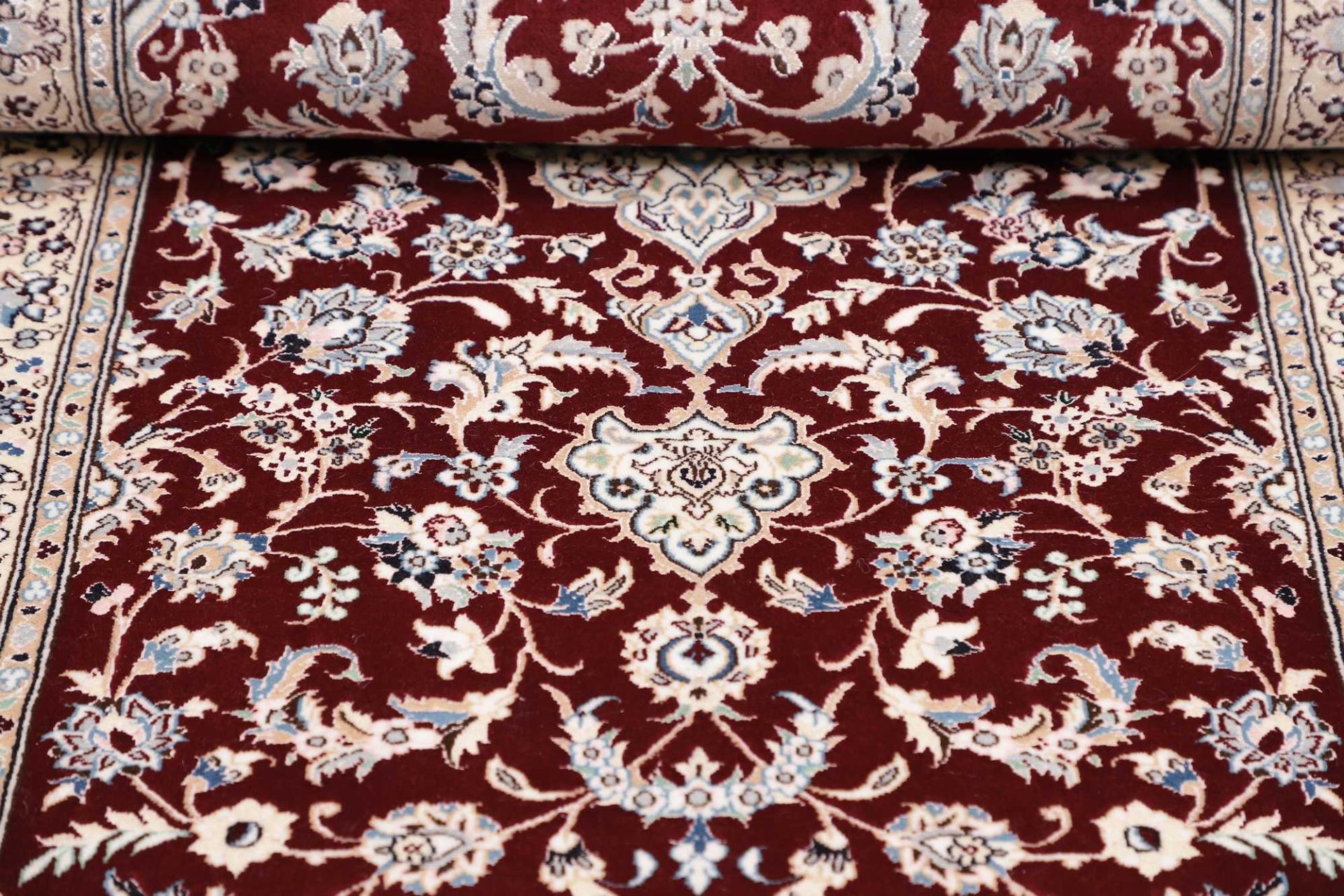 Nain Perserteppich aus Iran, 82 × 210 cm