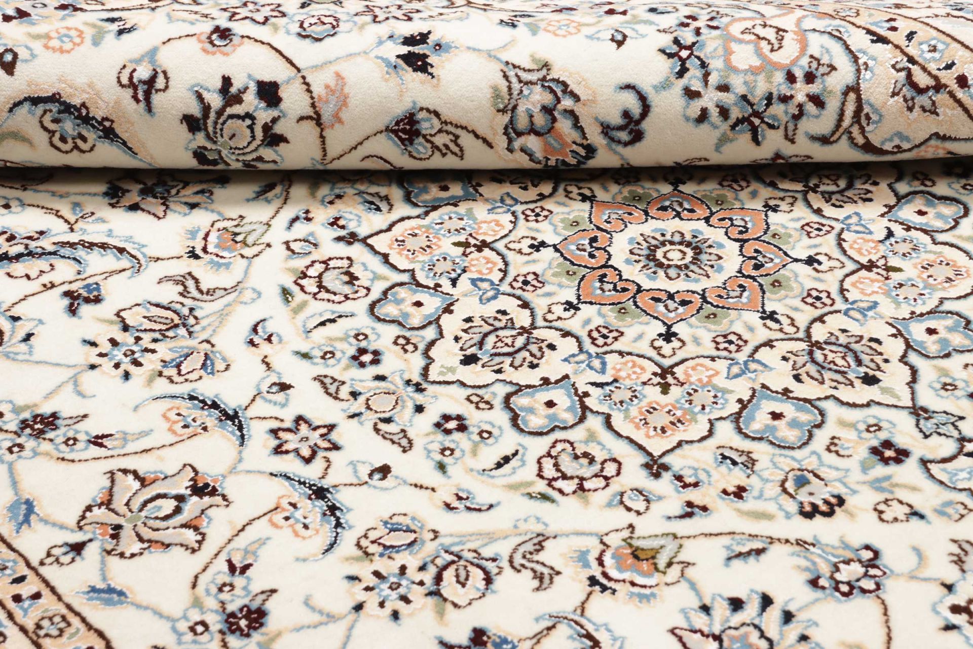 Nain Perserteppich aus Iran, 135 × 208 cm