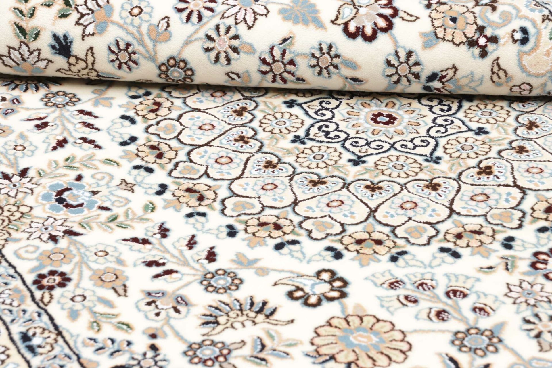 Nain Perserteppich aus Iran, 138 × 203 cm