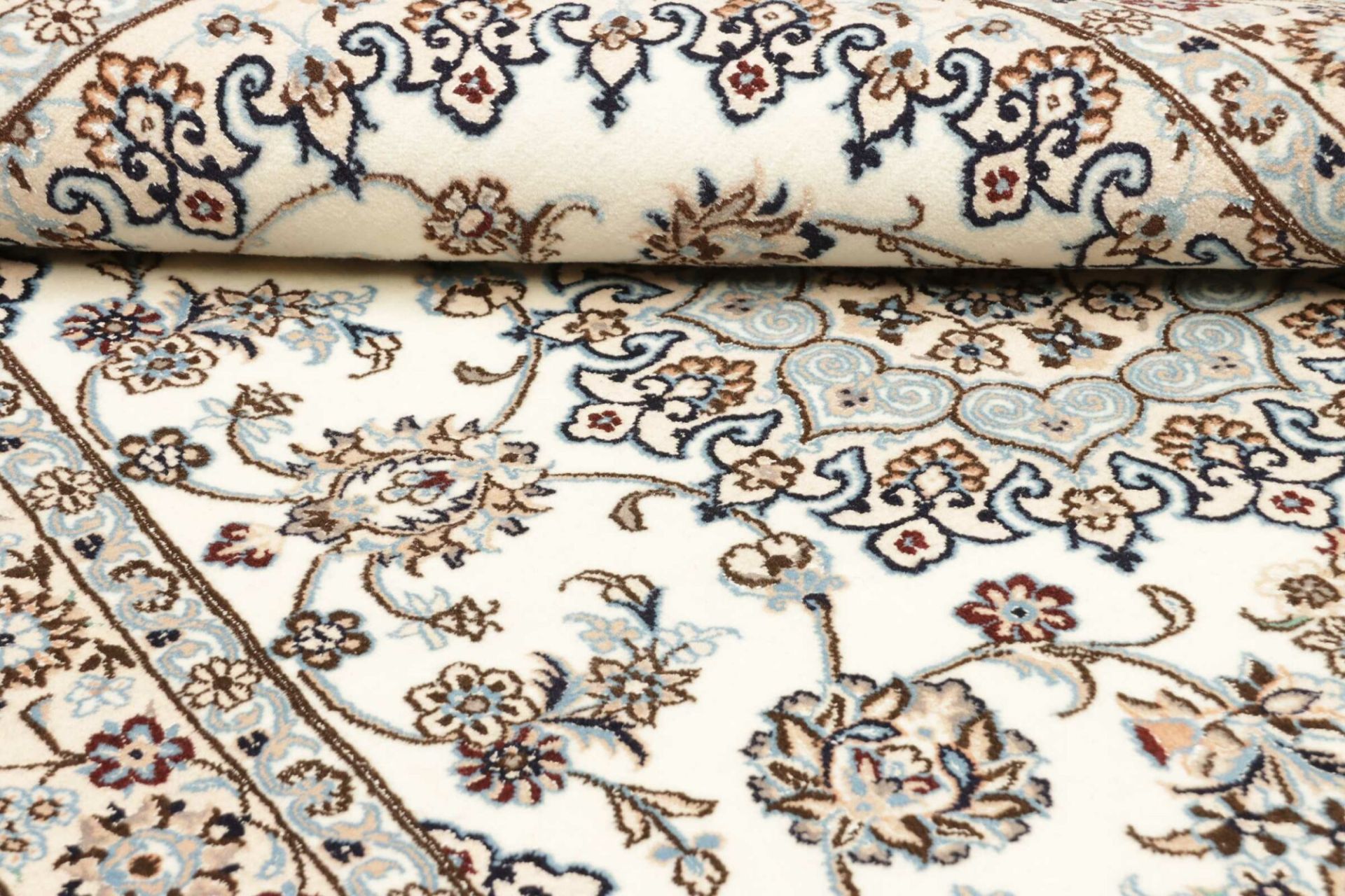Nain Perserteppich aus Iran, 135 × 202 cm