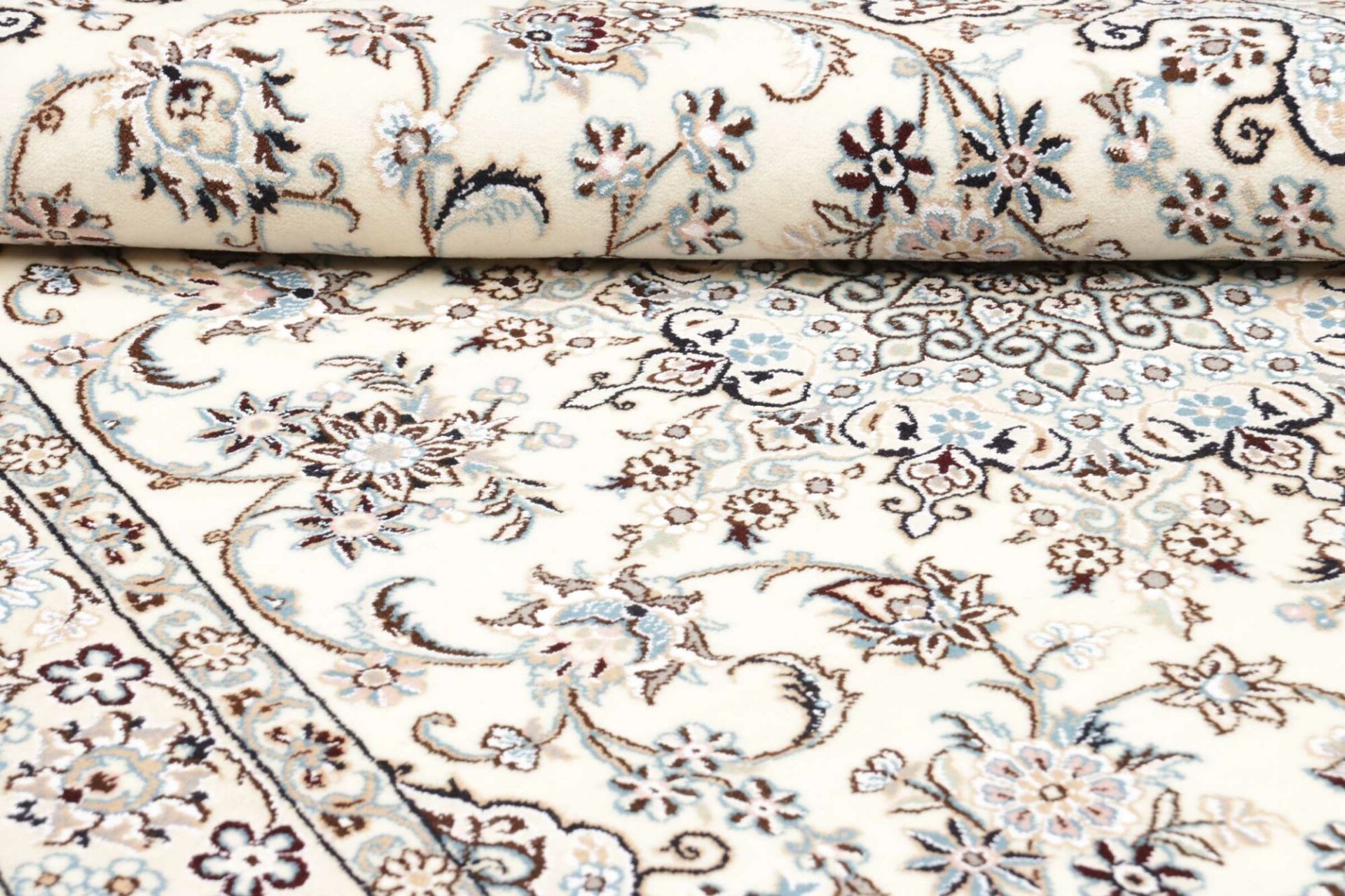 Nain Perserteppich aus Iran, 135 × 205 cm