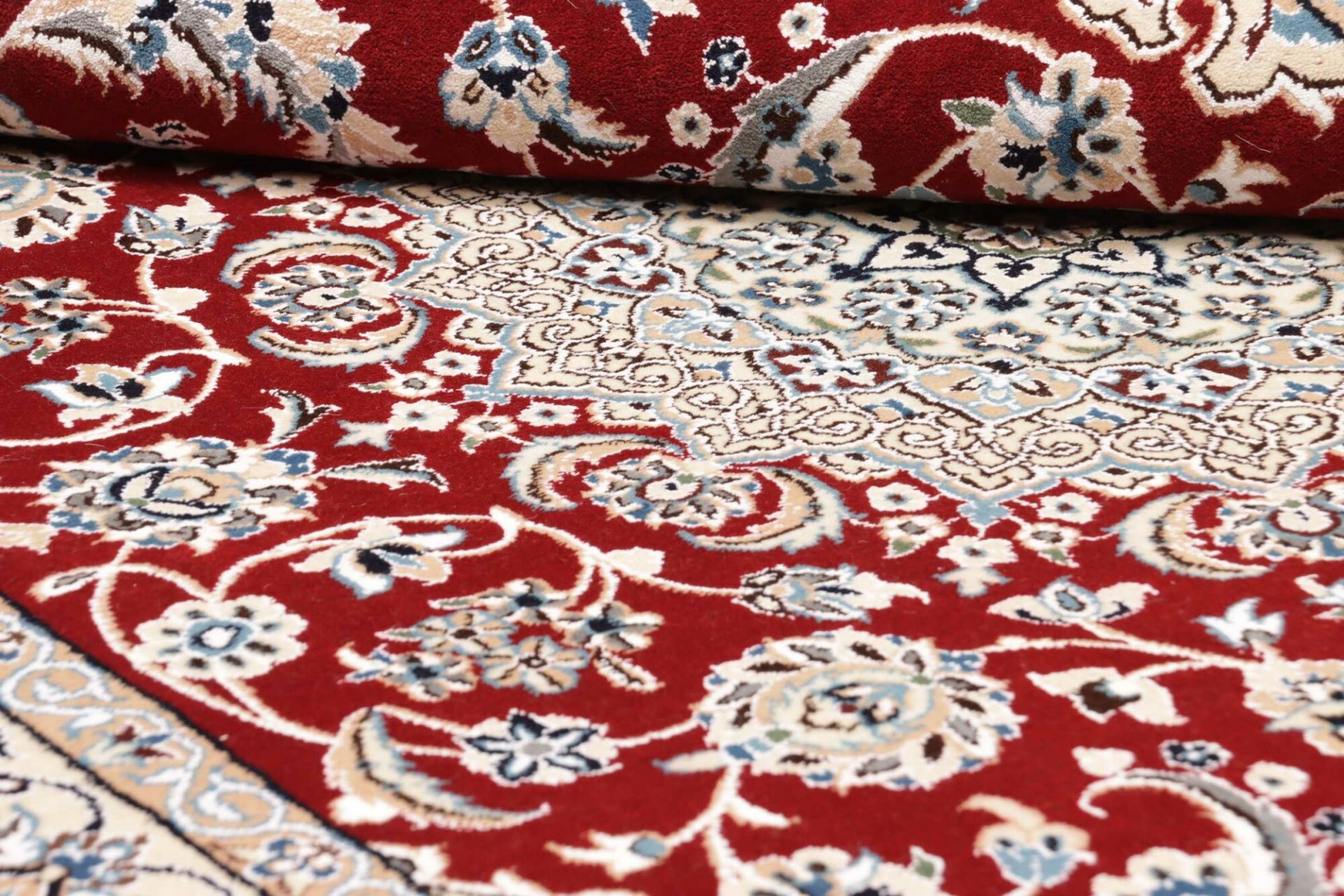 Nain Perserteppich aus Iran, 137 × 213 cm