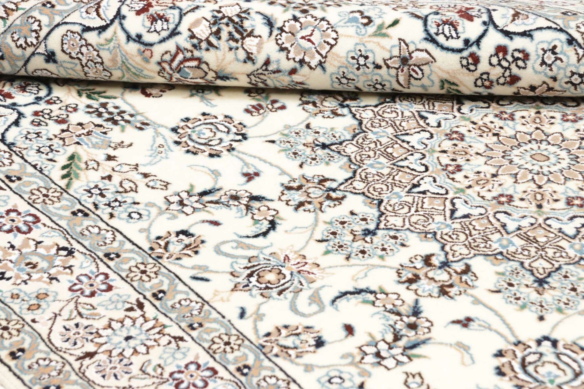 Nain Perserteppich aus Iran, 133 × 208 cm