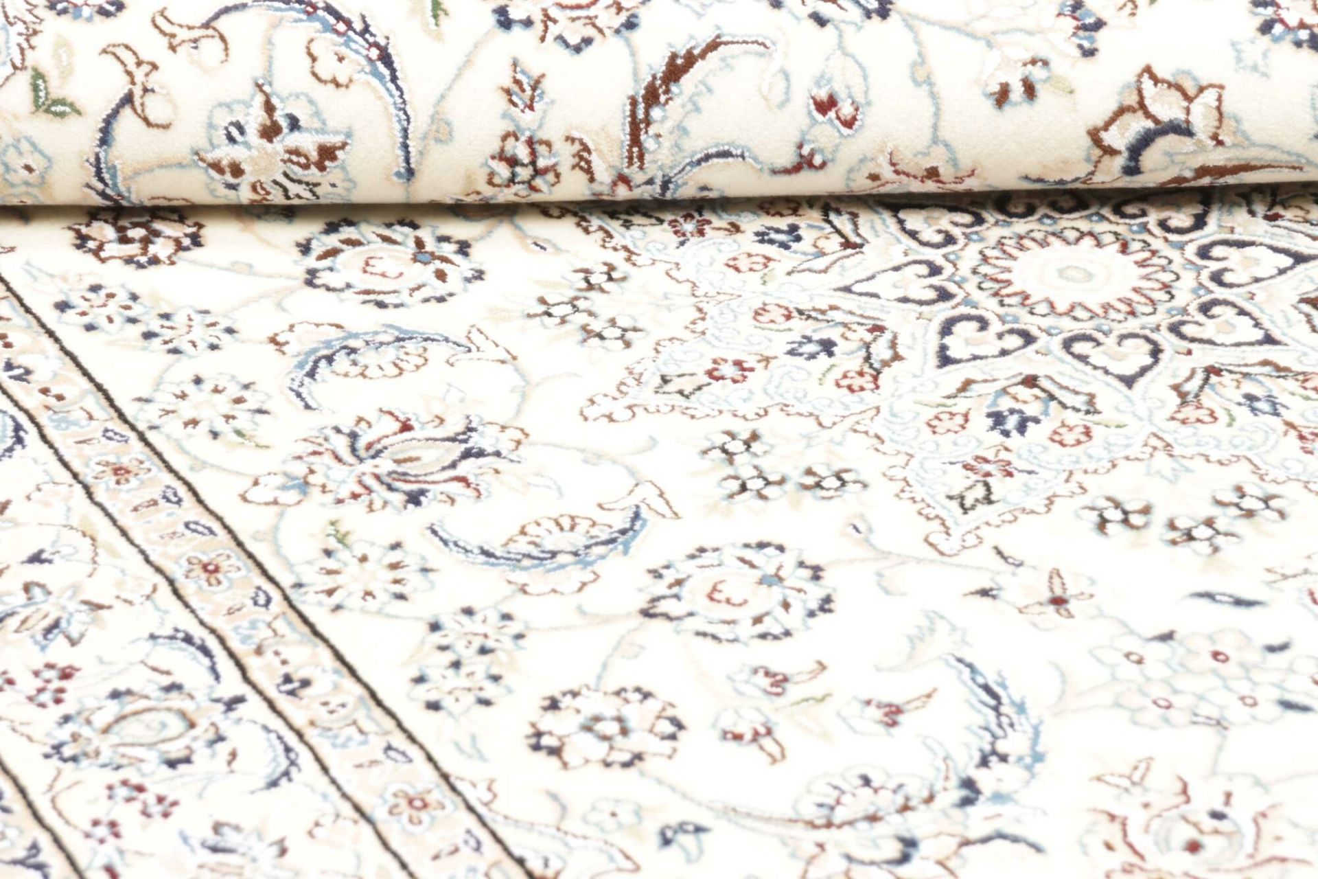 Nain Perserteppich aus Iran, 135 × 208 cm
