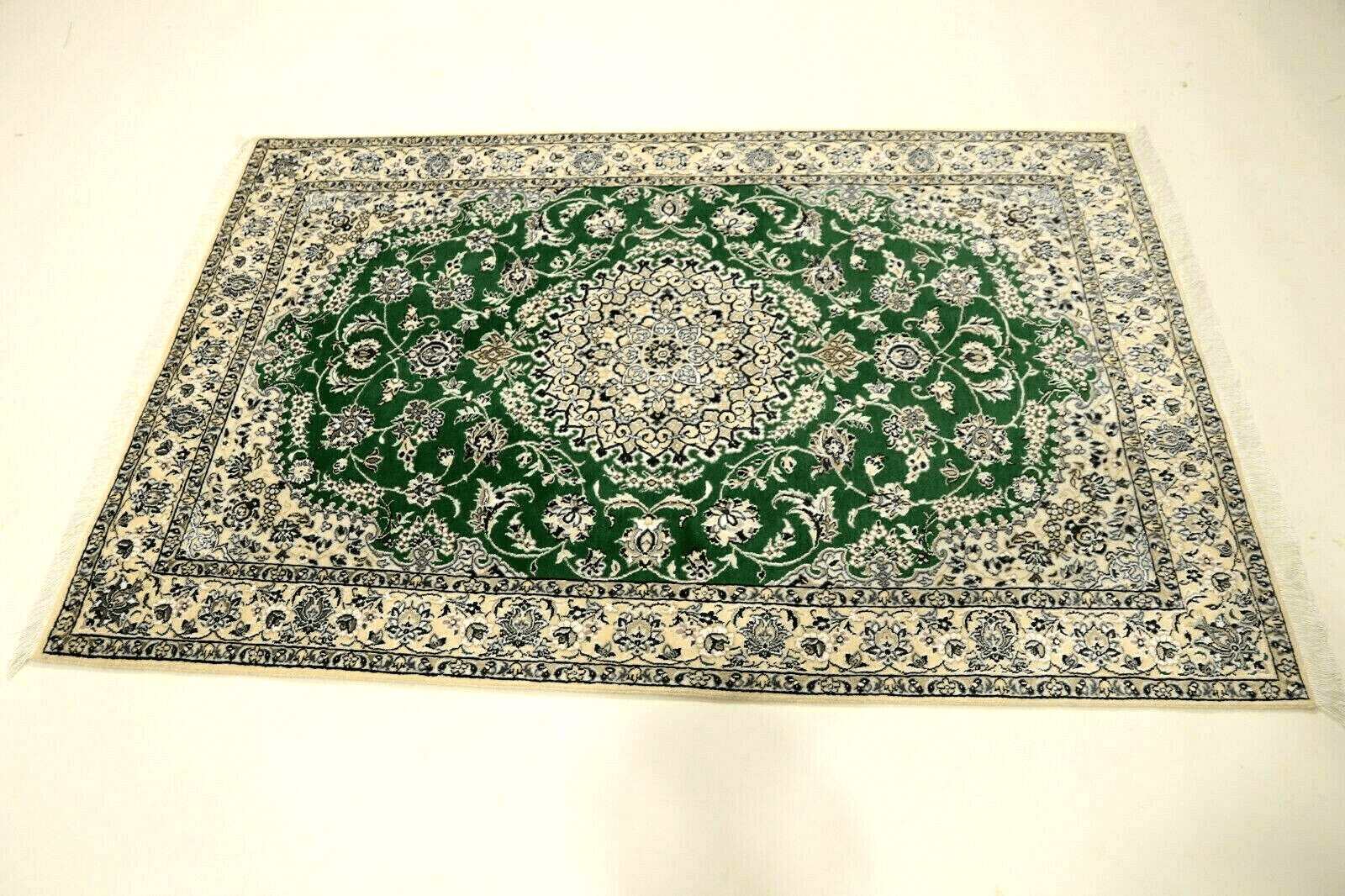 perser-teppich-super-nain-9-la-204x134cm-handgeknupft-500000-knoten-1 Handgeknüpfter Nain Perserteppich, 202 × 133 cm, Wolle