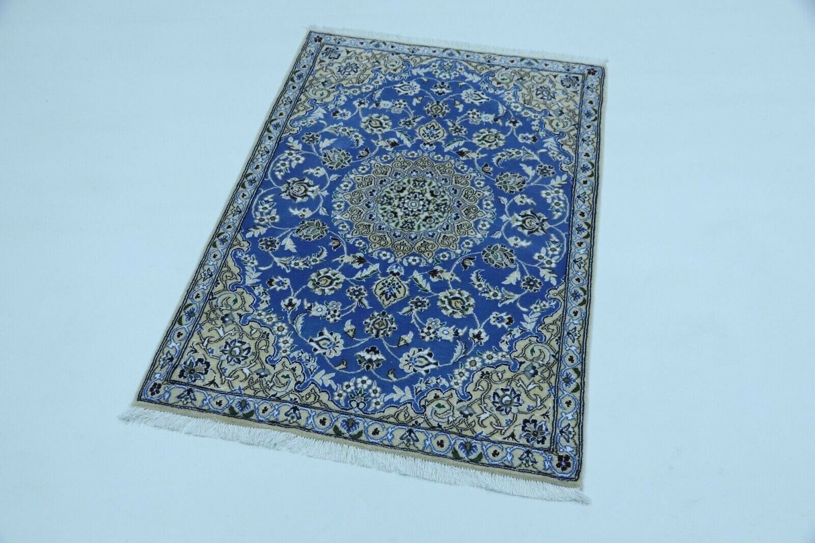 Nain Perserteppich aus Iran, 135 × 91 cm