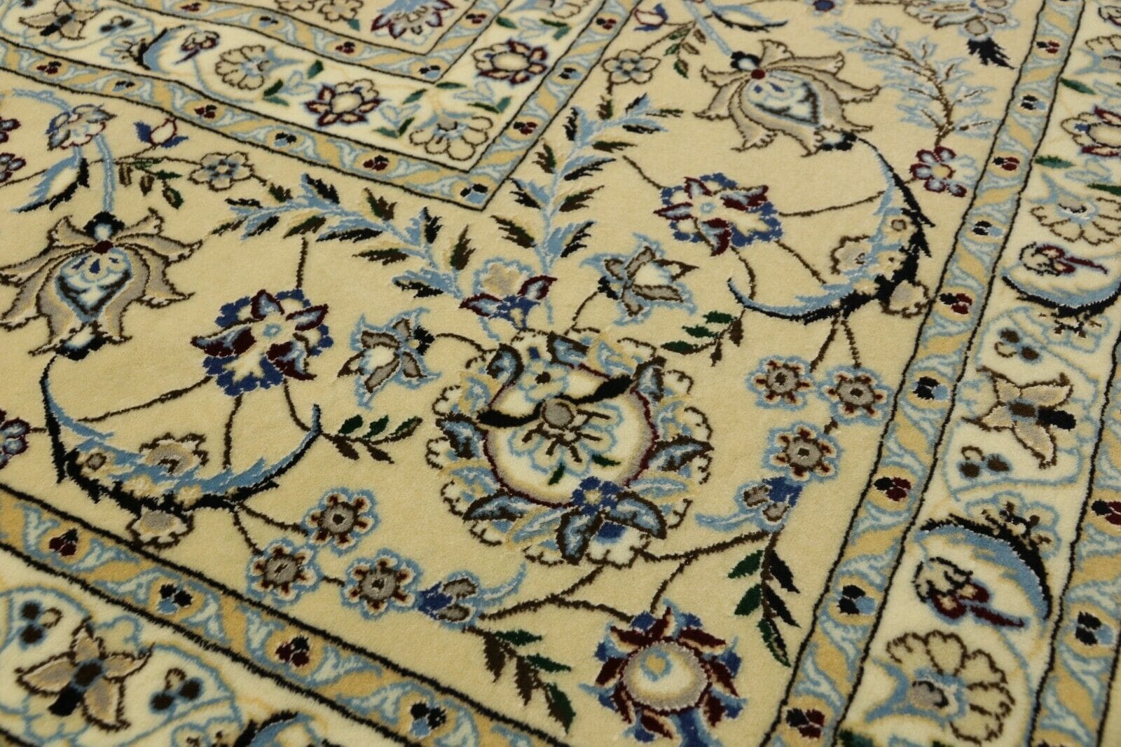 Nain Perserteppich aus Iran, 252 × 260 cm