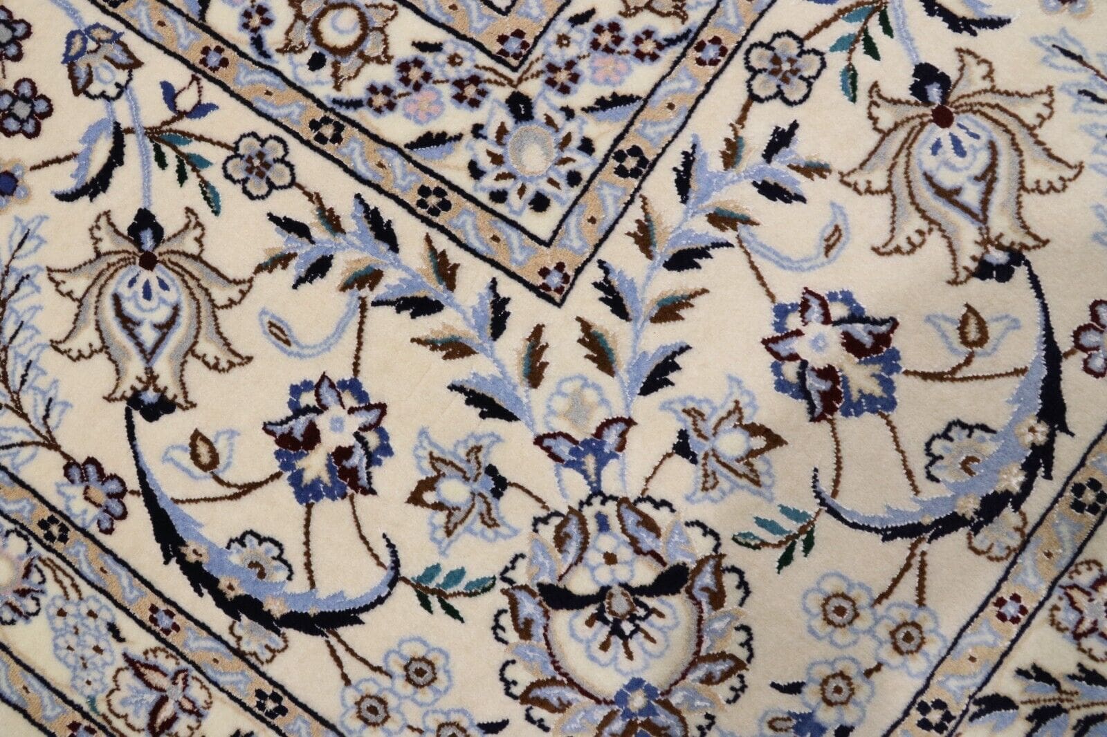 Nain Perserteppich 248 × 206 cm aus Wolle & Seide, handgeknüpft