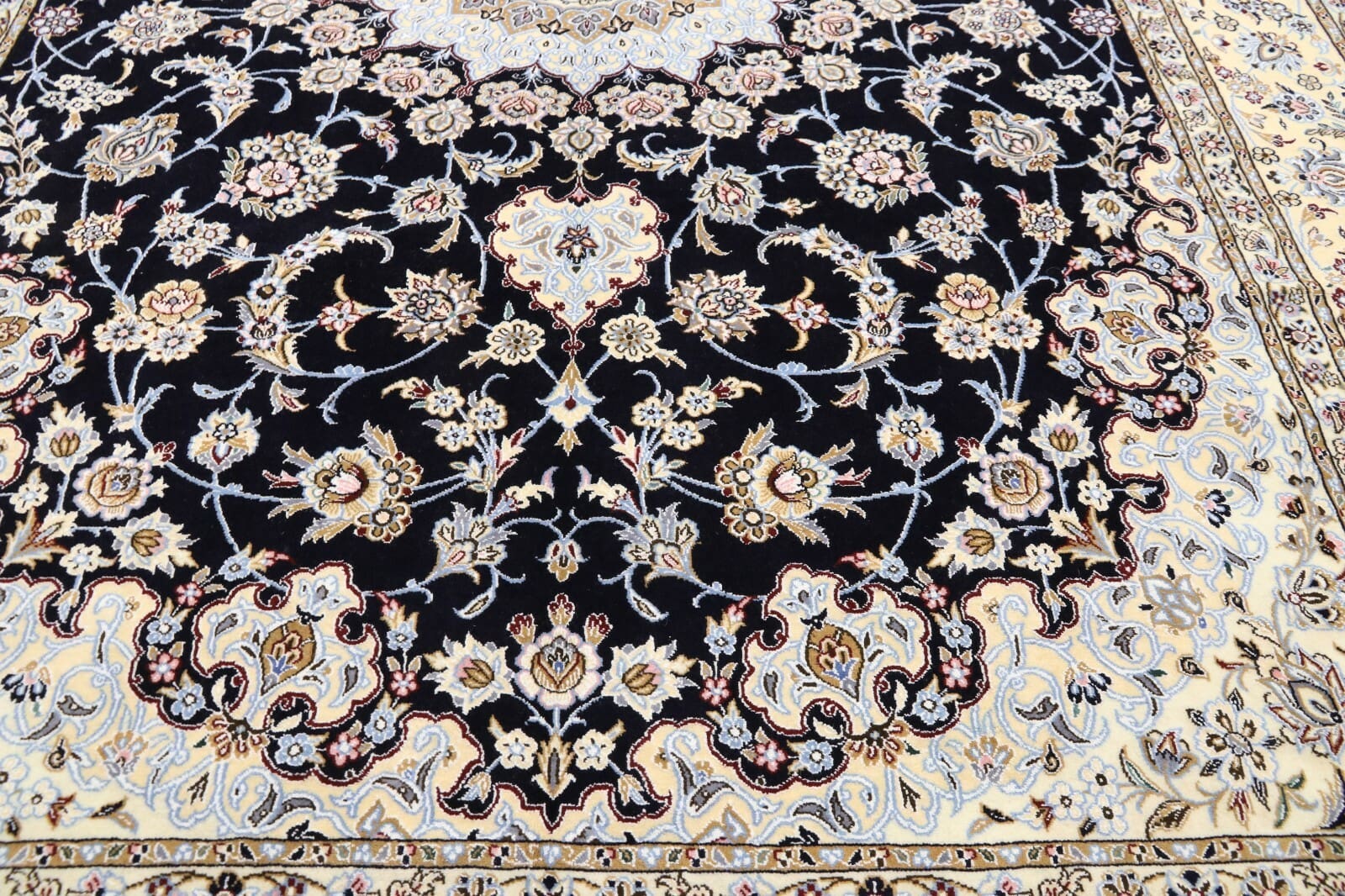 Nain Perserteppich aus Iran, 356 × 248 cm