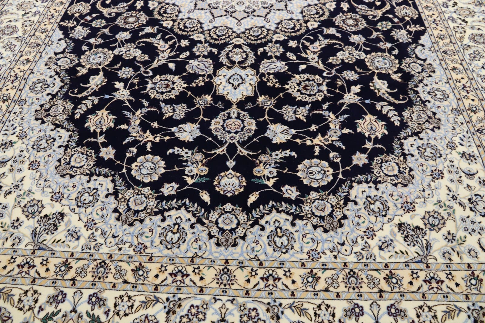 Nain Perserteppich 358 × 254 cm aus Wolle & Seide, handgeknüpft