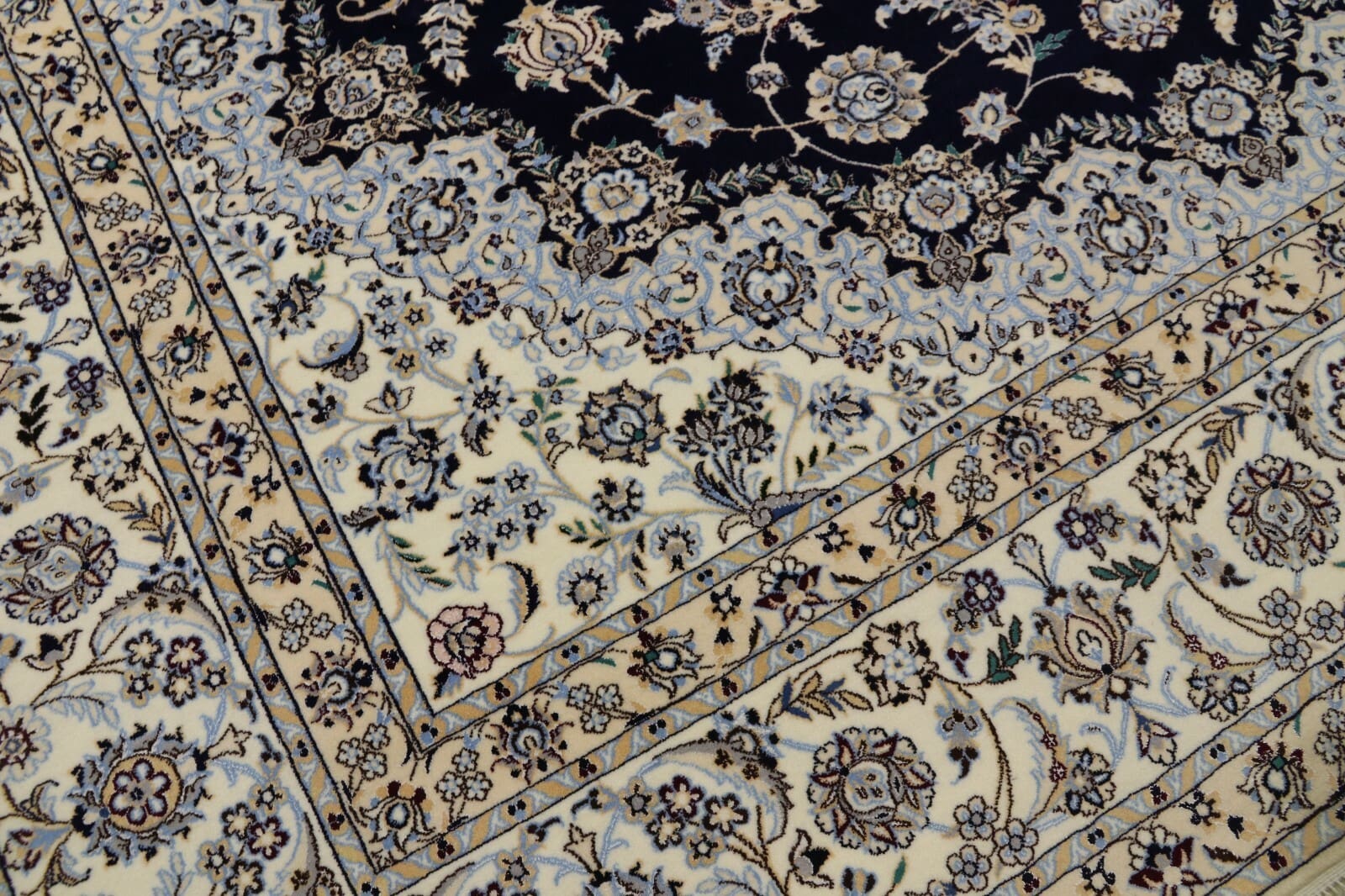 Nain Perserteppich 358 × 254 cm aus Wolle & Seide, handgeknüpft