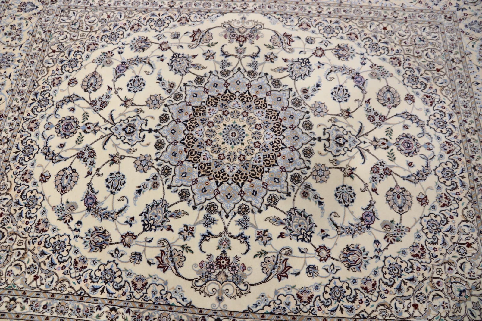 Nain Perserteppich 265 × 209 cm aus Wolle & Seide, handgeknüpft